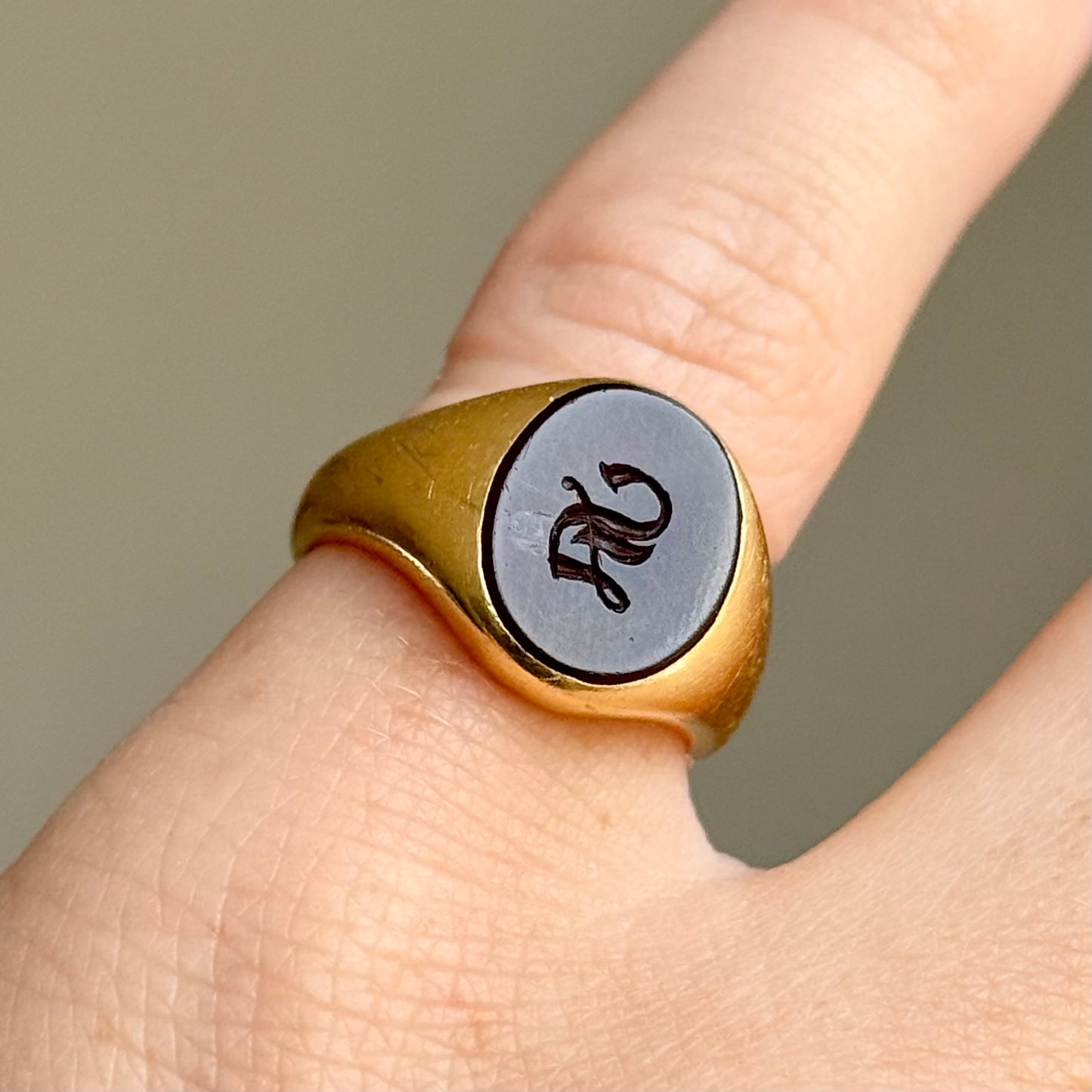 Vintage 'S' Carnelian Intaglio Signet Ring in 18 Carat Gold; Circa 1960