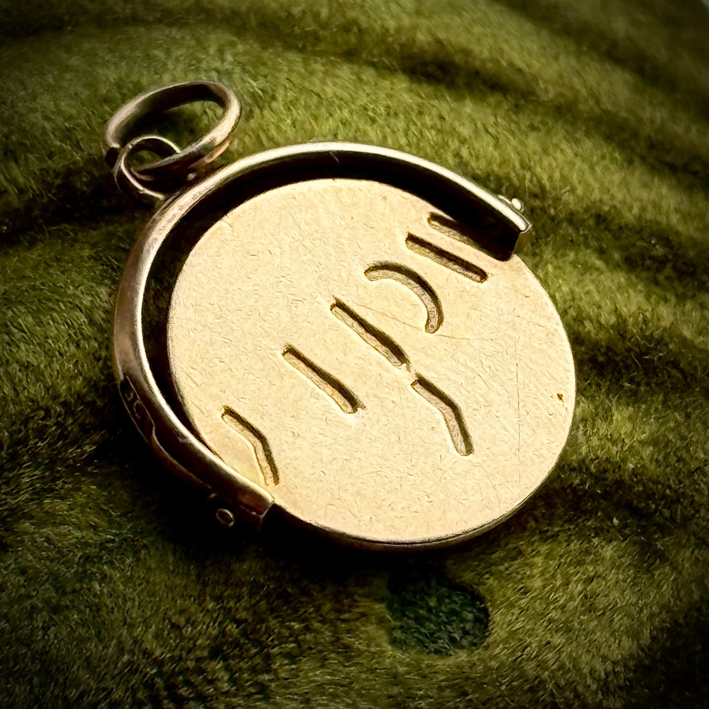 Vintage 'Y WORRY' Spinning Pendant in 9 Carat Gold; Circa 1960