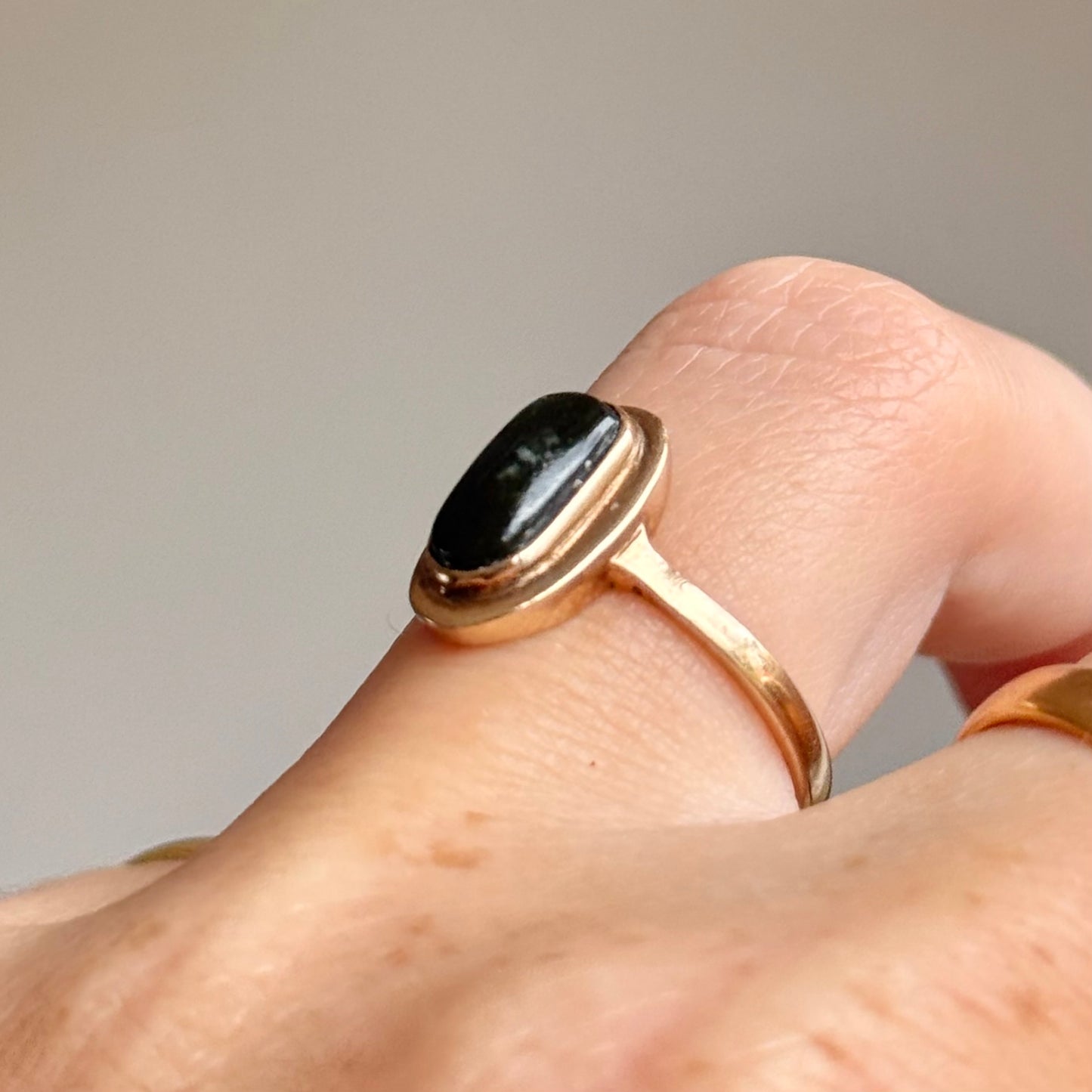 Vintage Irish Connemara marble Ring in 9 Carat Gold; Circa 1969