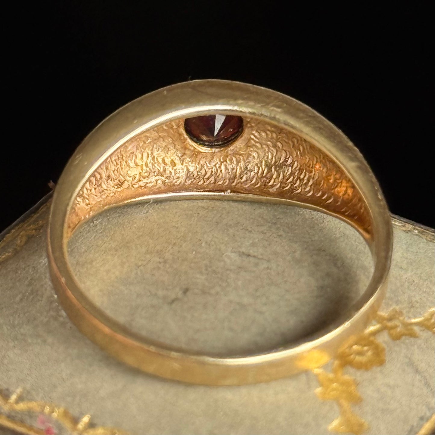 Vintage Garnet Ring in 9 Carat Gold; Circa 1980