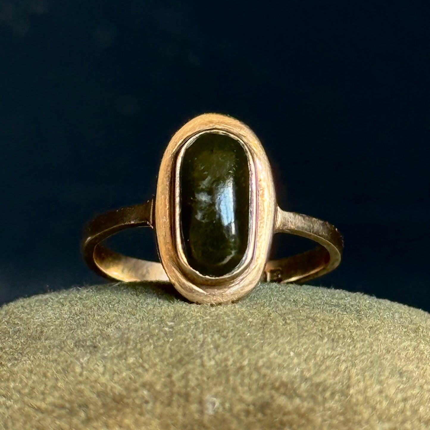 Vintage Irish Connemara marble Ring in 9 Carat Gold; Circa 1969