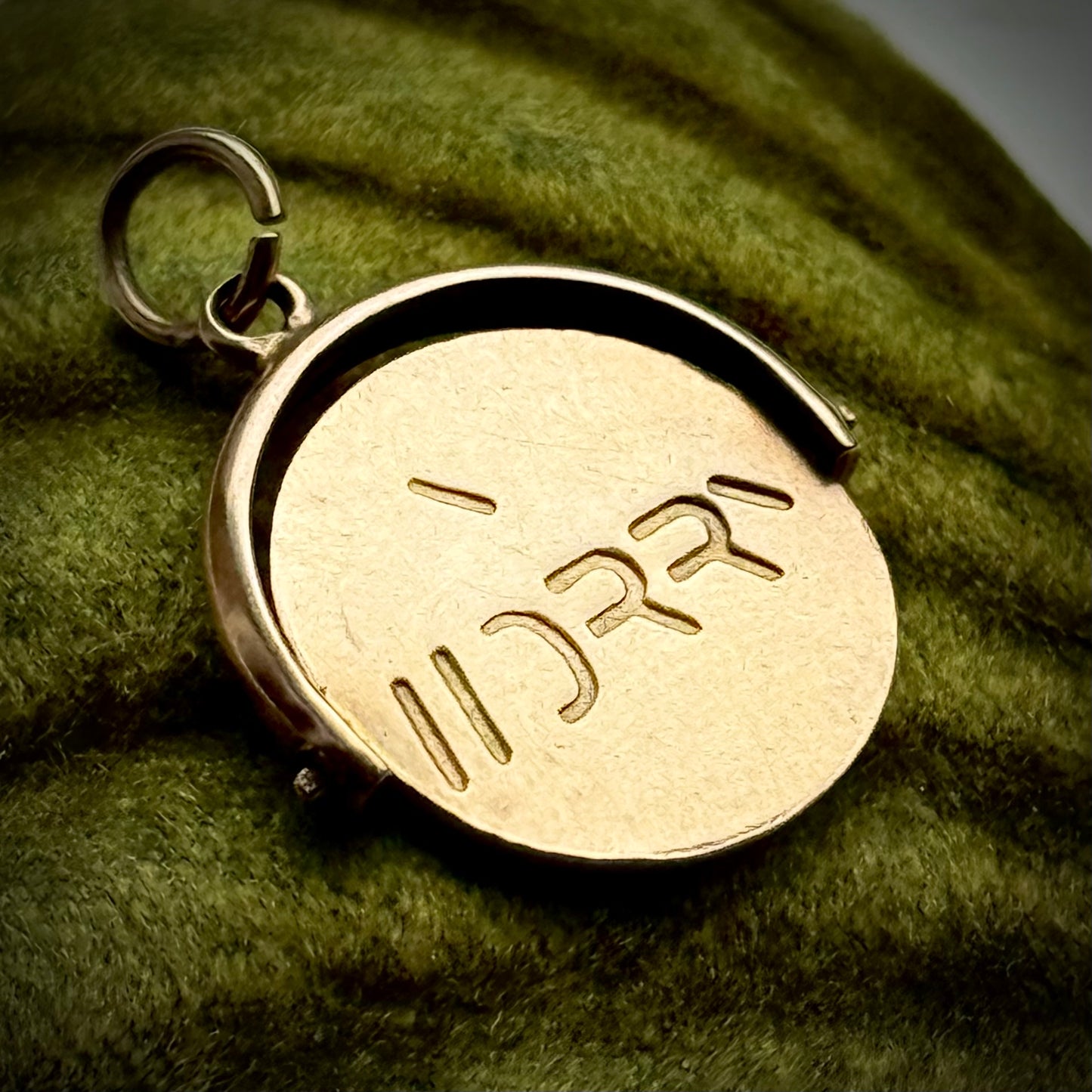 Vintage 'Y WORRY' Spinning Pendant in 9 Carat Gold; Circa 1960