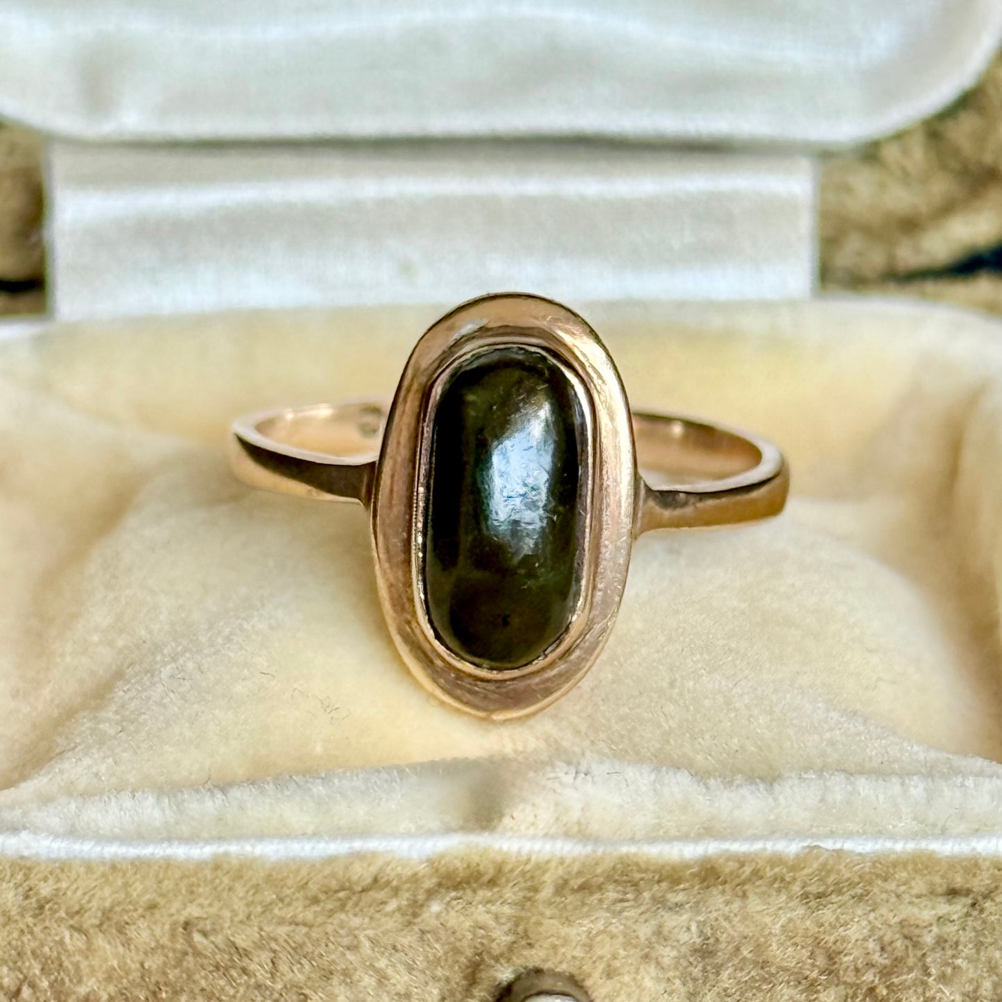 Vintage Irish Connemara marble Ring in 9 Carat Gold; Circa 1969