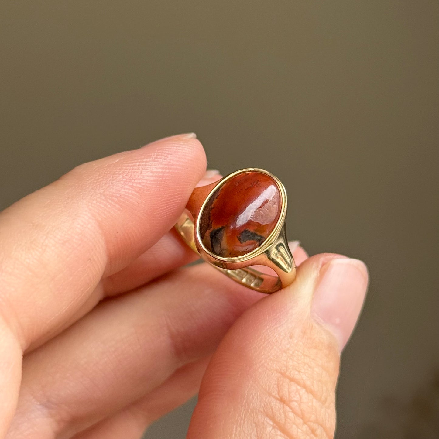 Vintage Agate Signet Ring in 9 Carat Gold; Circa 1937