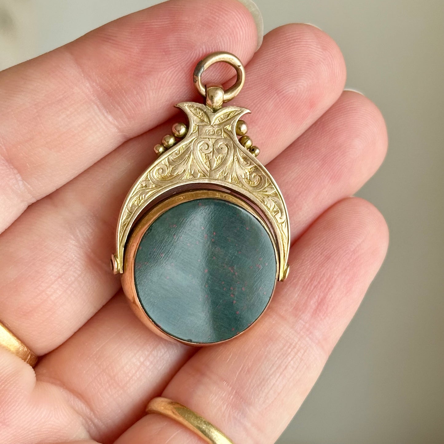 Victorian Agate Spinner Fob in 9 Carat Gold; Circa 1880