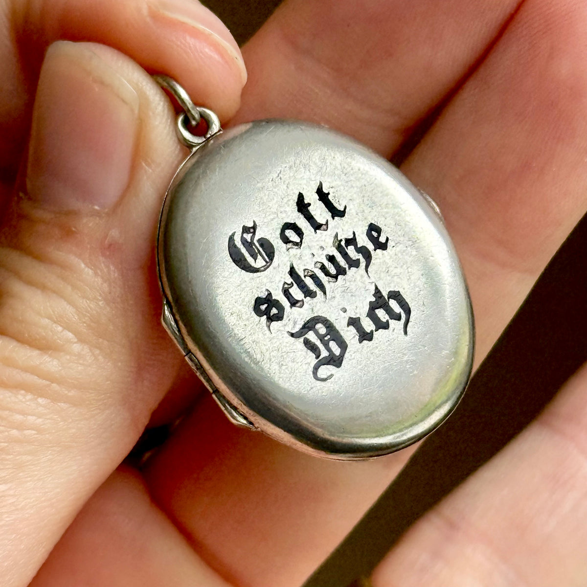 Antique Gott schütze dich Locket in Silver; Circa 1880