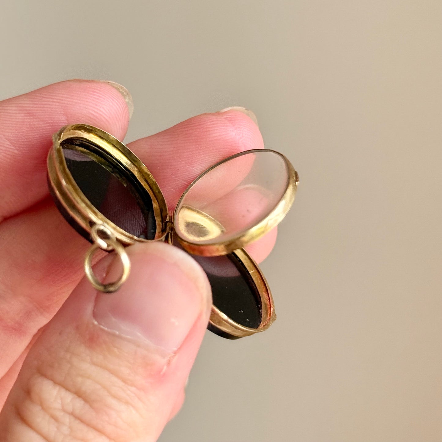 Antique 'E' Onyx Oval Locket in 9 Carat Gold; Circa 1895