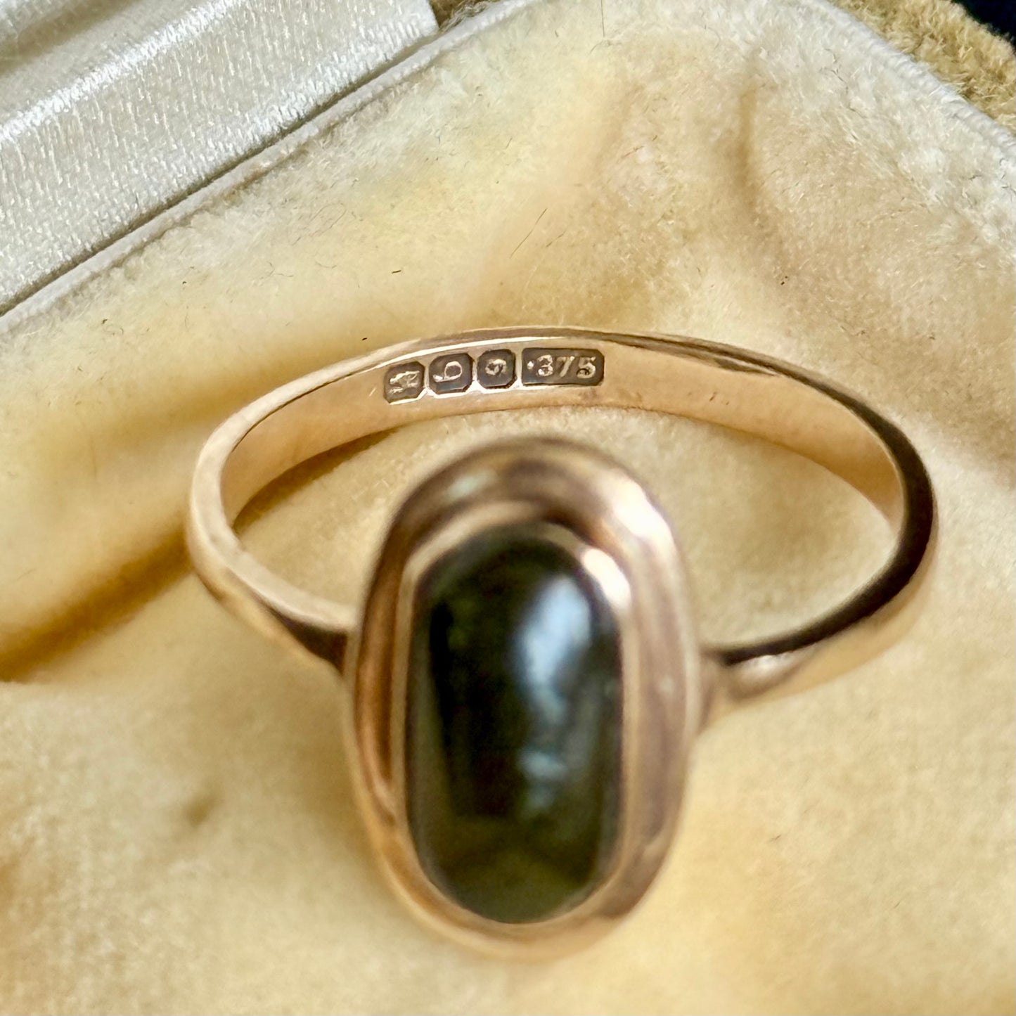 Vintage Irish Connemara marble Ring in 9 Carat Gold; Circa 1969