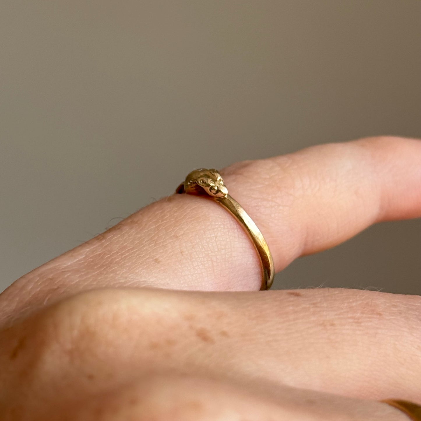 Vintage charming Mouse Ring in 9 Carat gold; Circa 1980