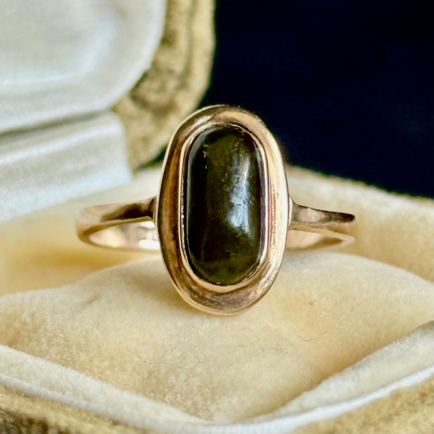 Vintage Irish Connemara marble Ring in 9 Carat Gold; Circa 1969