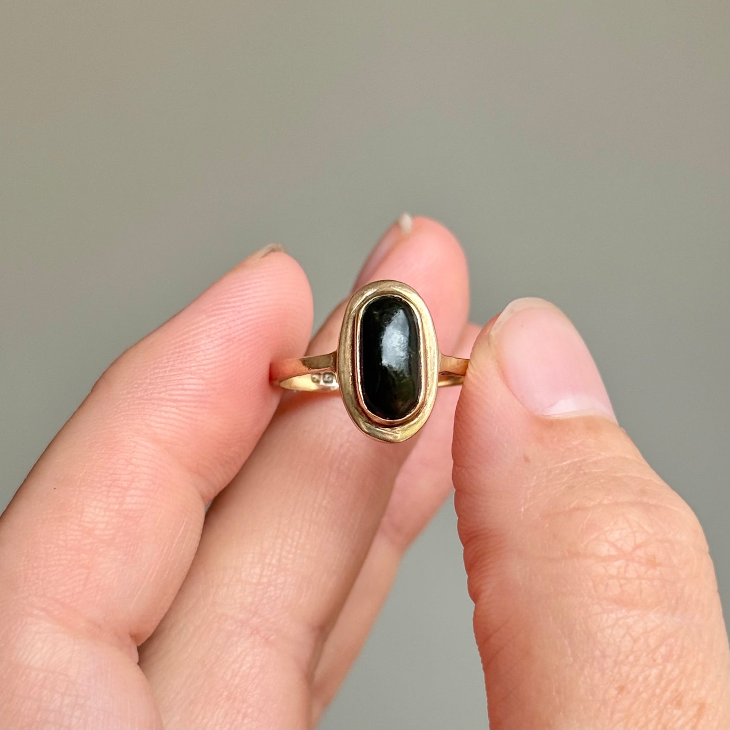 Vintage Irish Connemara marble Ring in 9 Carat Gold; Circa 1969
