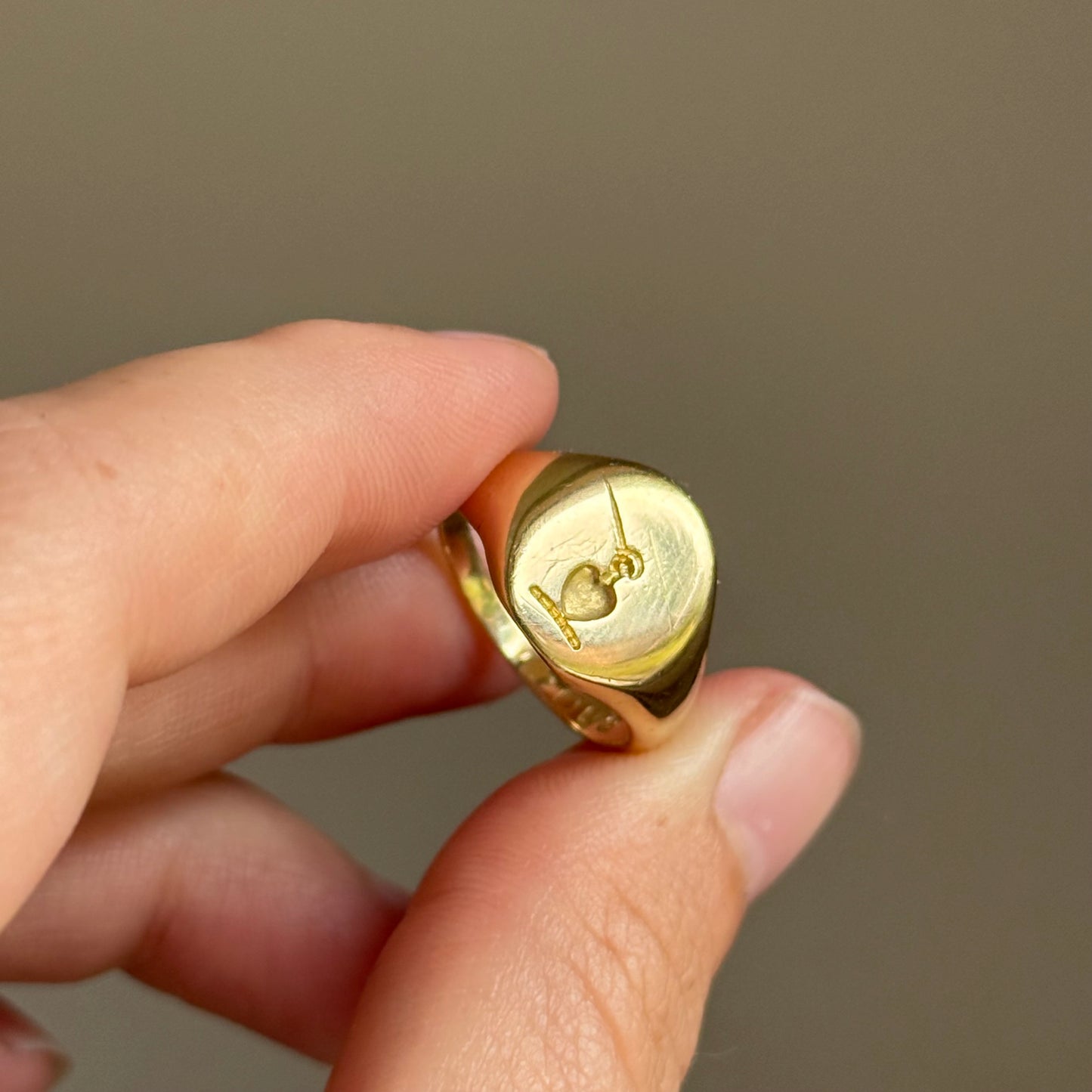Vintage Heraldic Signet Ring in 18 Carat Gold; Circa 1960