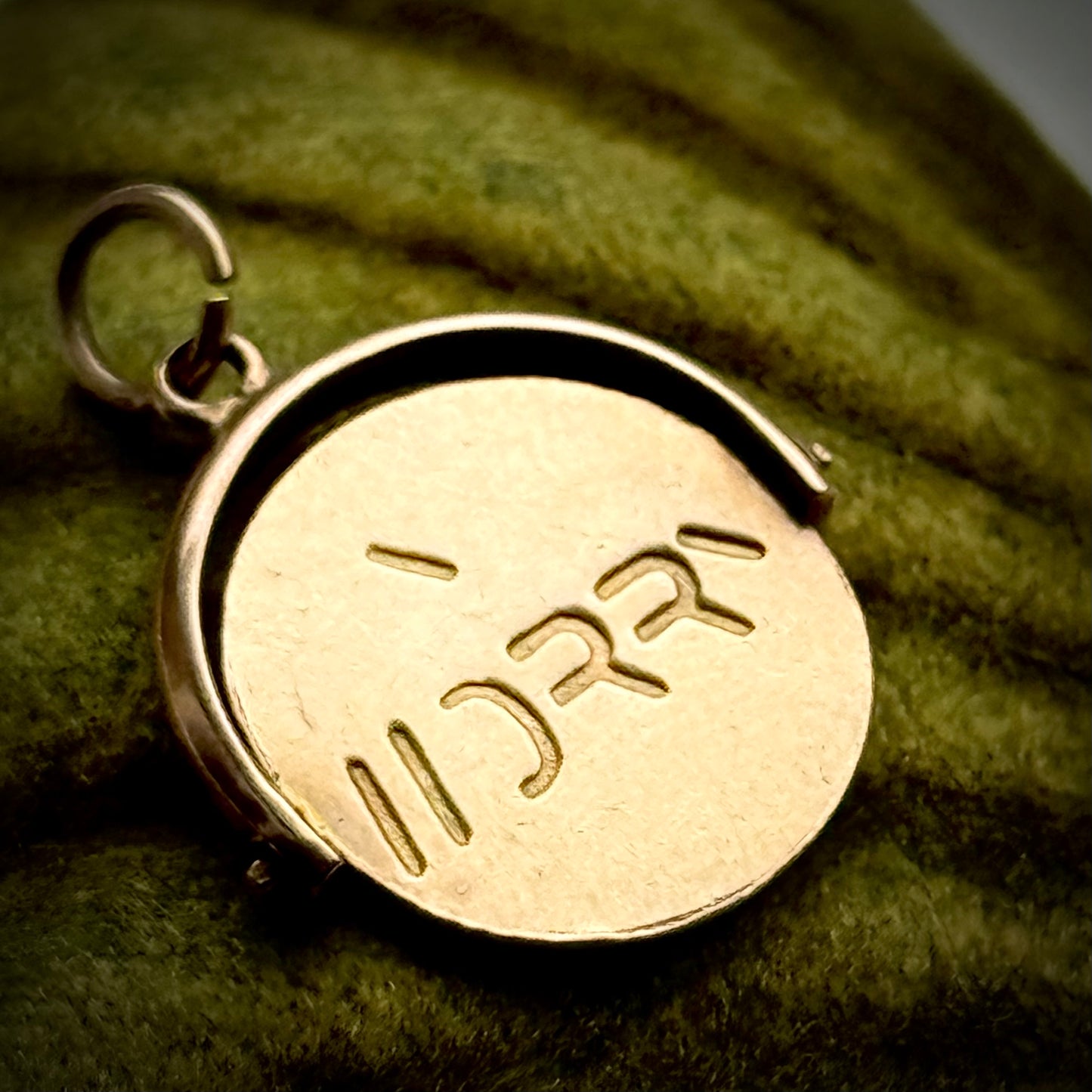 Vintage 'Y WORRY' Spinning Pendant in 9 Carat Gold; Circa 1960