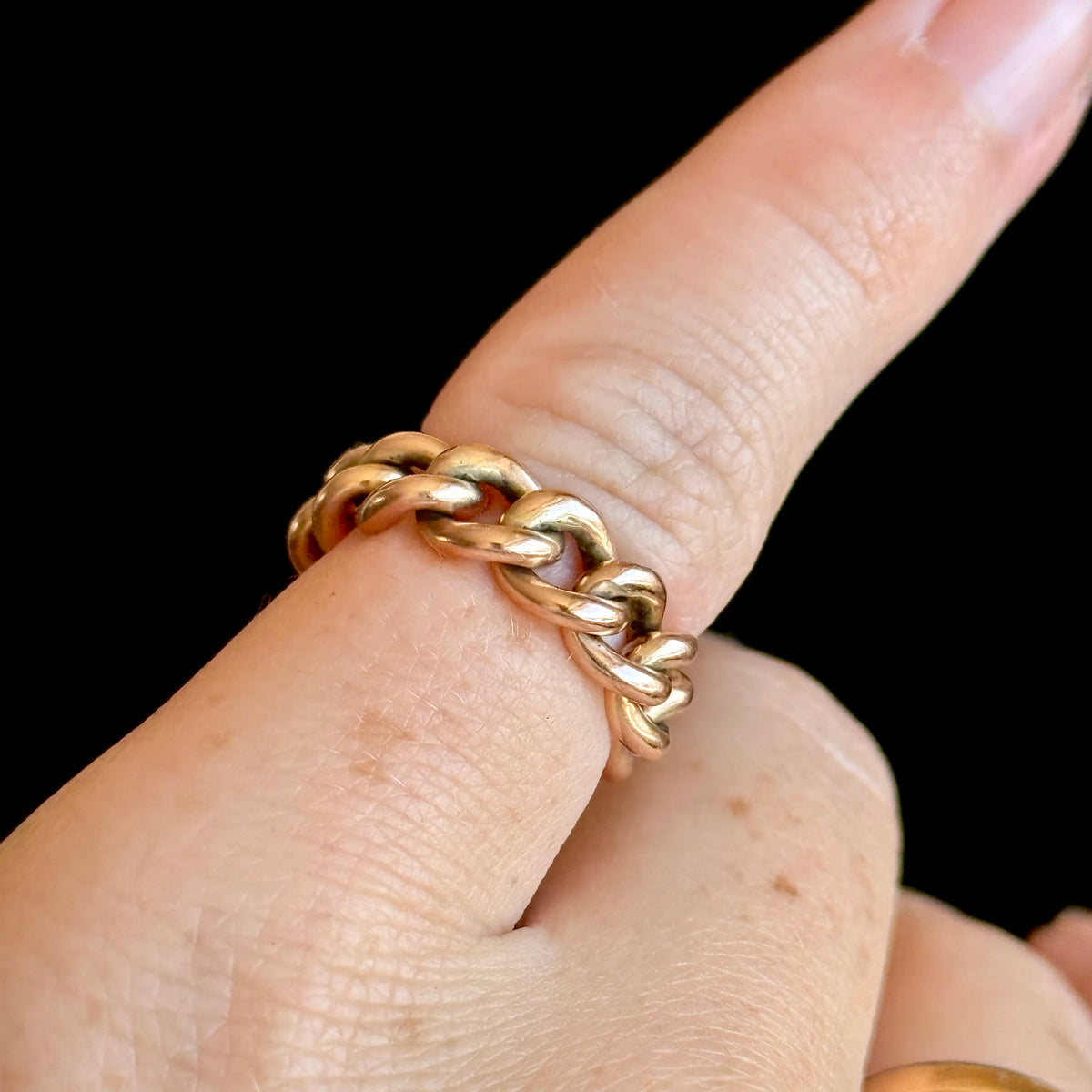 Antique Curb Chain Ring in 9 Carat Gold; Circa 1890