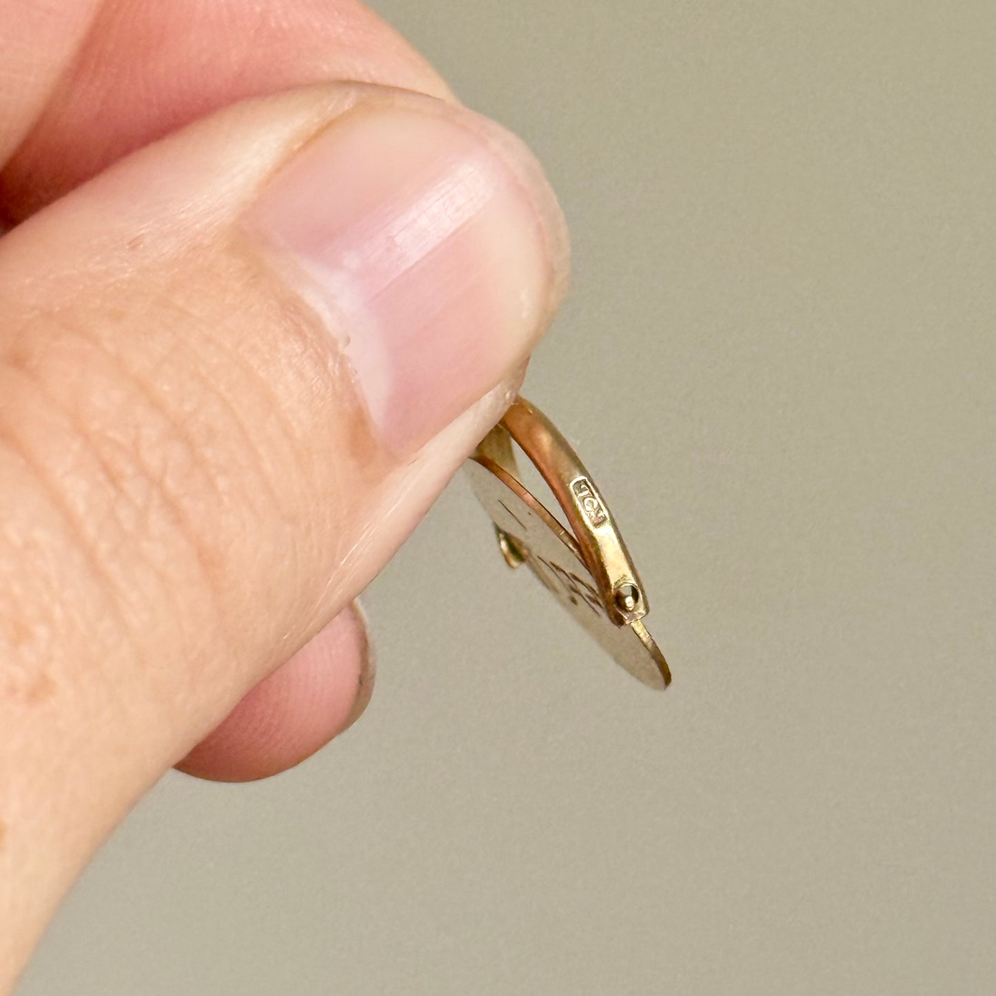 Vintage 'Y WORRY' Spinning Pendant in 9 Carat Gold; Circa 1960