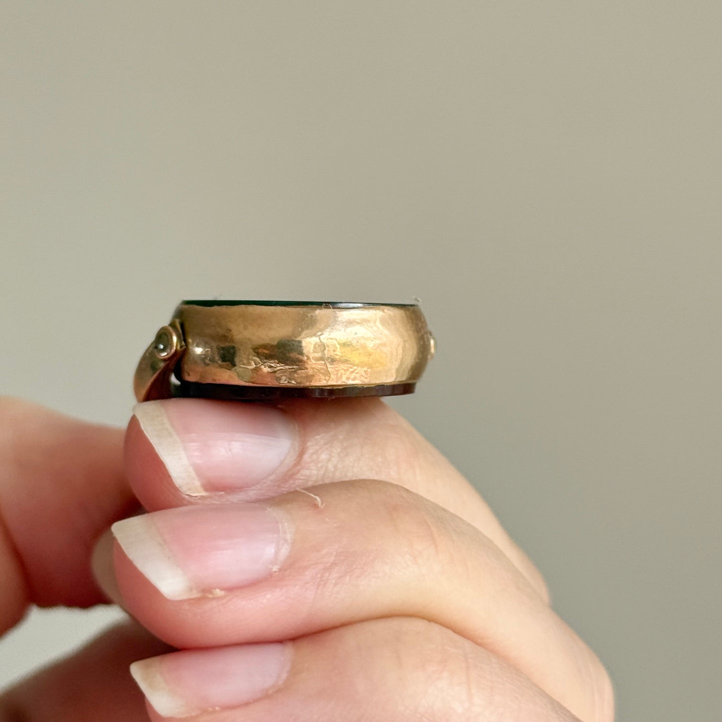 Victorian Agate Spinner Fob in 9 Carat Gold; Circa 1880