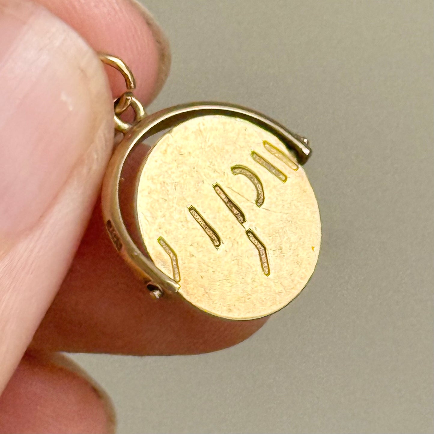 Vintage 'Y WORRY' Spinning Pendant in 9 Carat Gold; Circa 1960