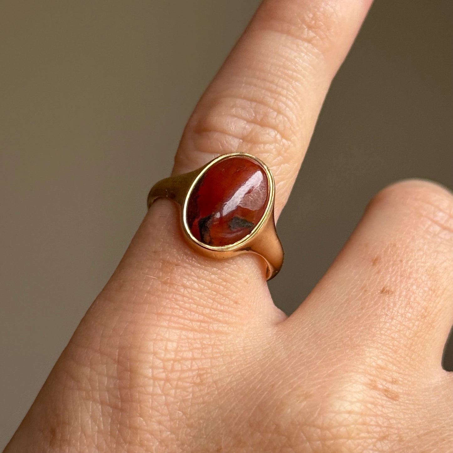 Vintage Agate Signet Ring in 9 Carat Gold; Circa 1937