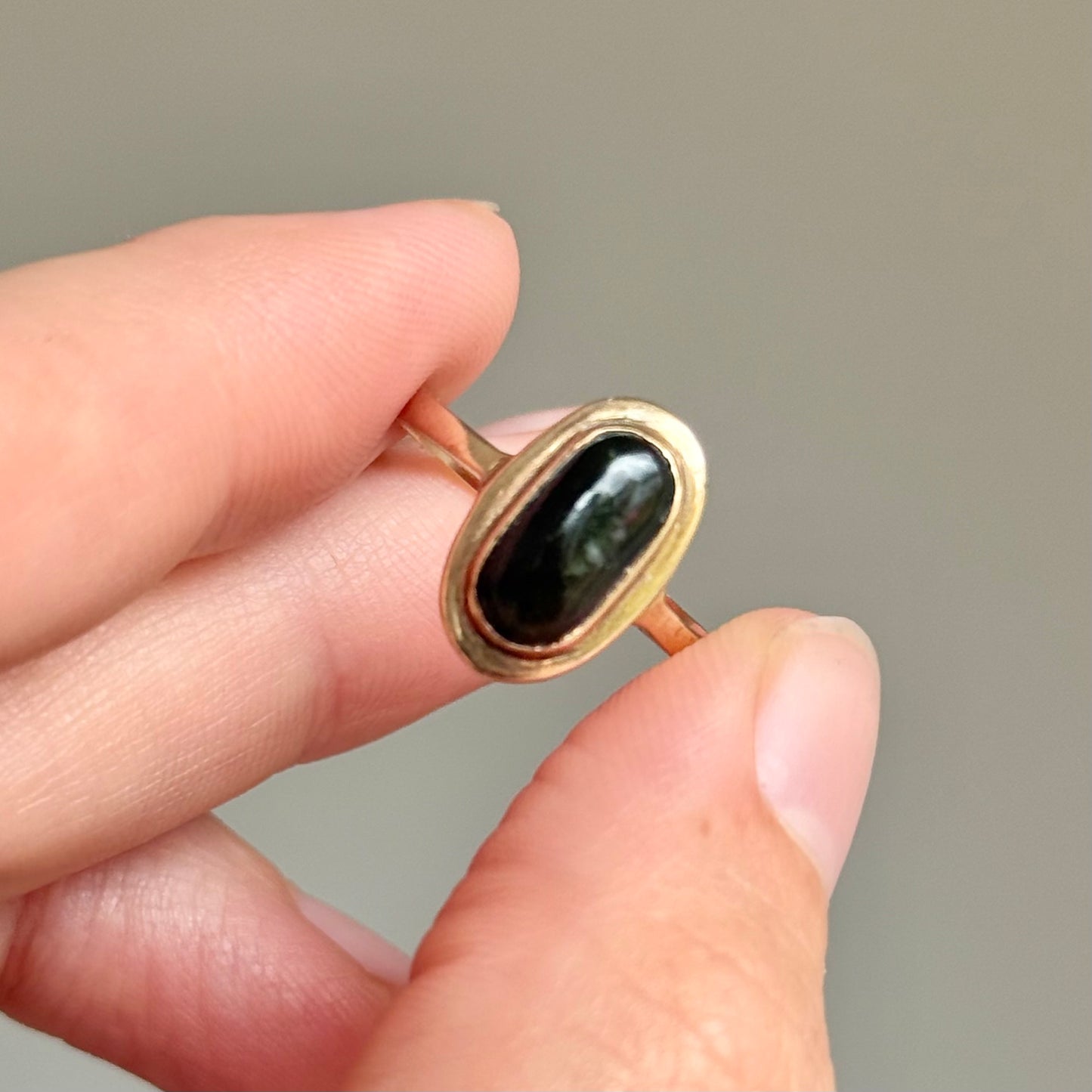 Vintage Irish Connemara marble Ring in 9 Carat Gold; Circa 1969
