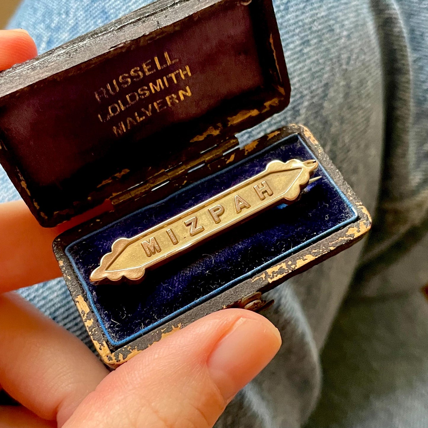 Victorian Mizpah brooch and Box in 9 Carat Gold; Circa 1891