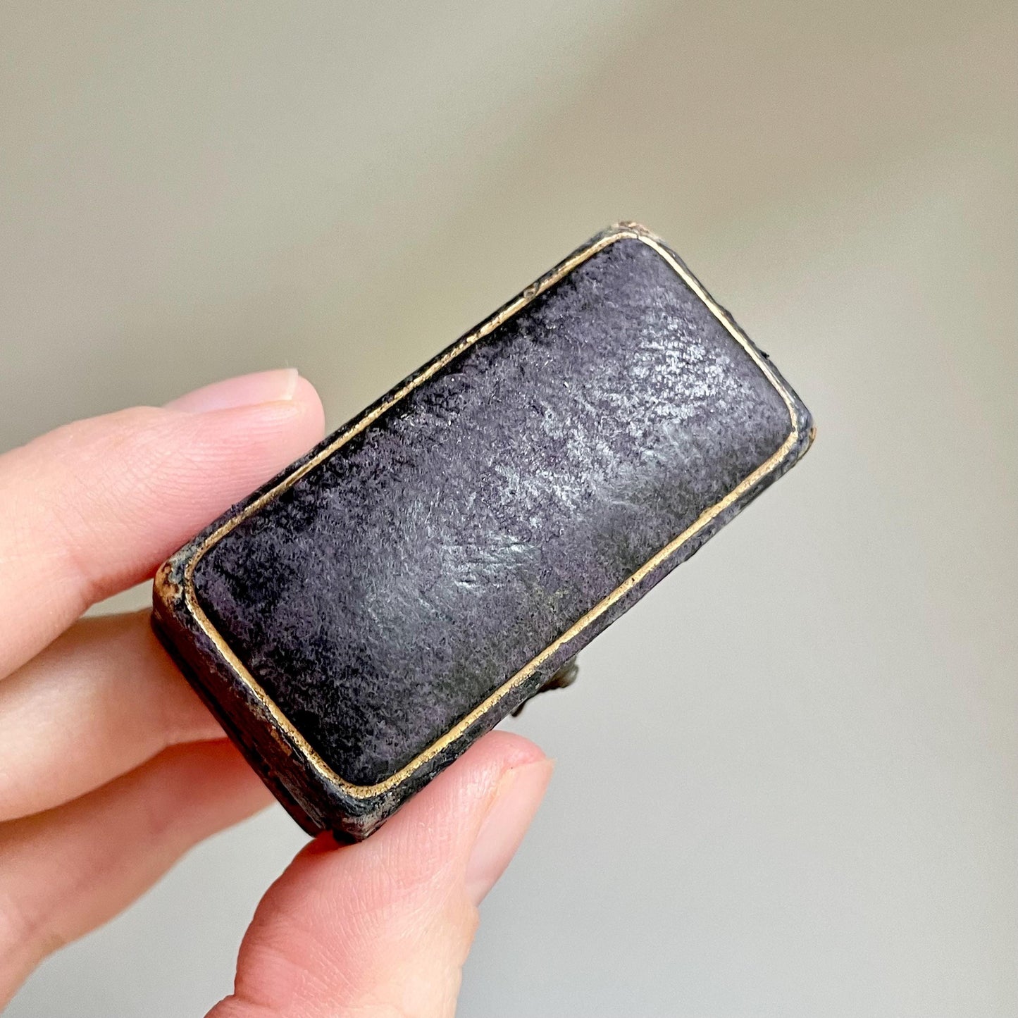 Victorian Mizpah brooch and Box in 9 Carat Gold; Circa 1891