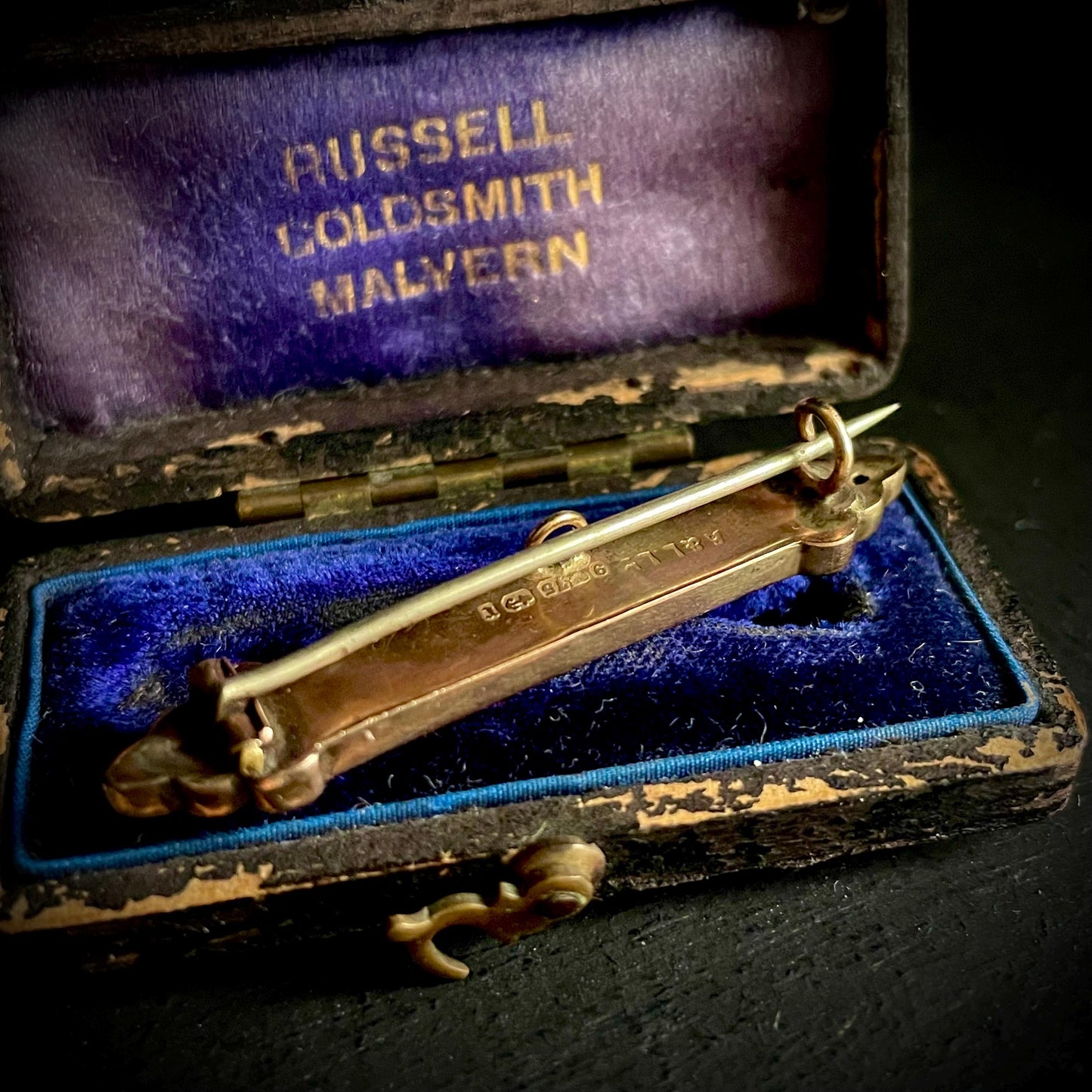 Victorian Mizpah brooch and Box in 9 Carat Gold; Circa 1891