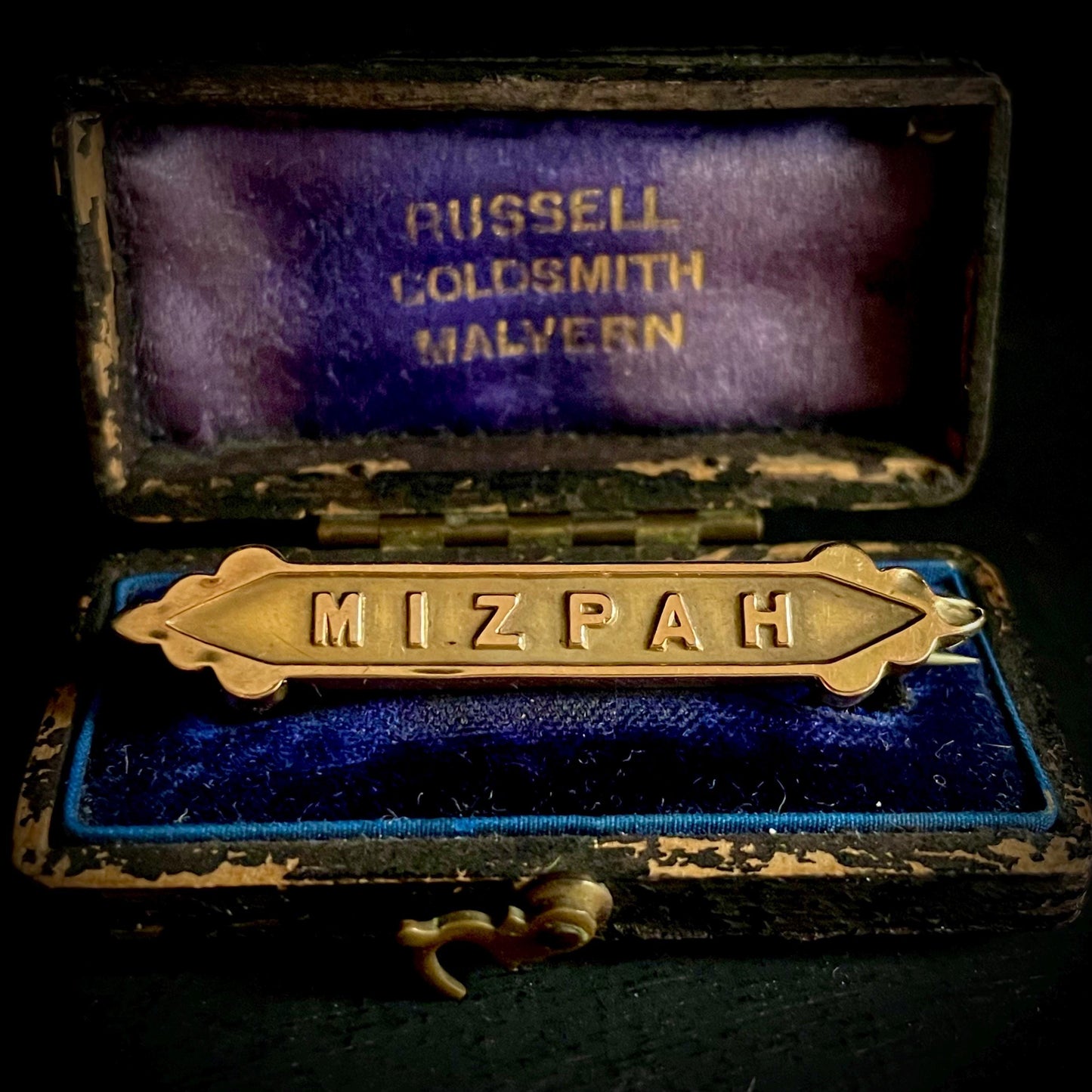 Victorian Mizpah brooch and Box in 9 Carat Gold; Circa 1891