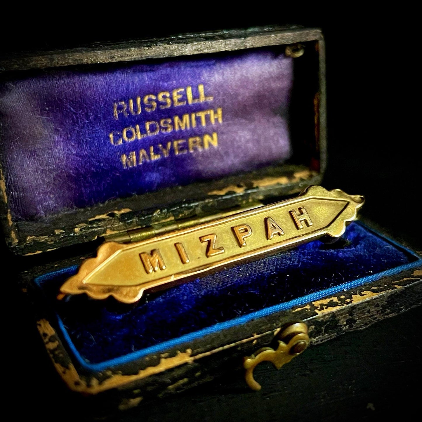 Victorian Mizpah brooch and Box in 9 Carat Gold; Circa 1891