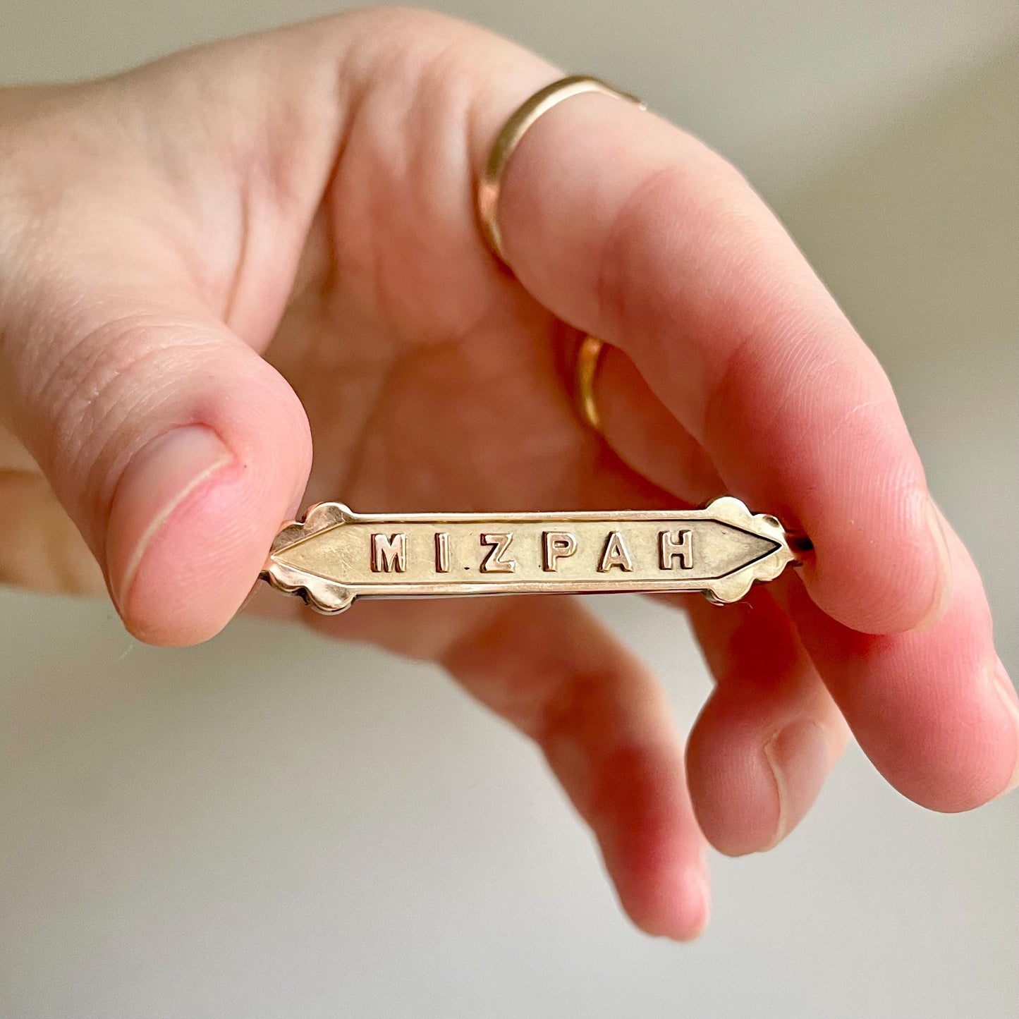 Victorian Mizpah brooch and Box in 9 Carat Gold; Circa 1891