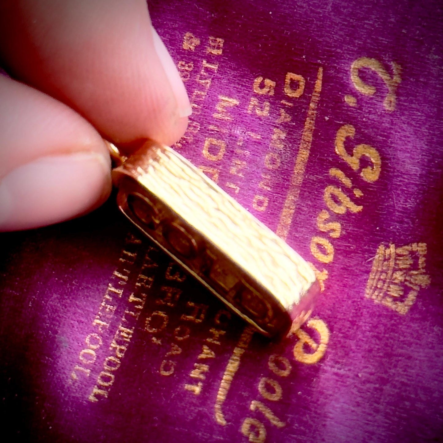 Vintage GOLD bar pendant in 9 Carat Gold; Circa 1976