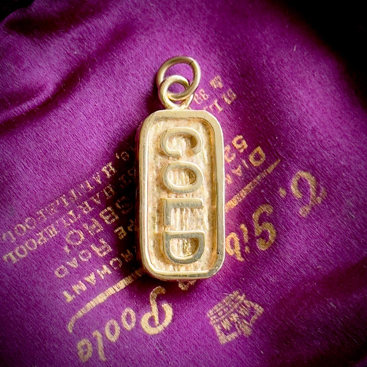 Vintage GOLD bar pendant in 9 Carat Gold; Circa 1976