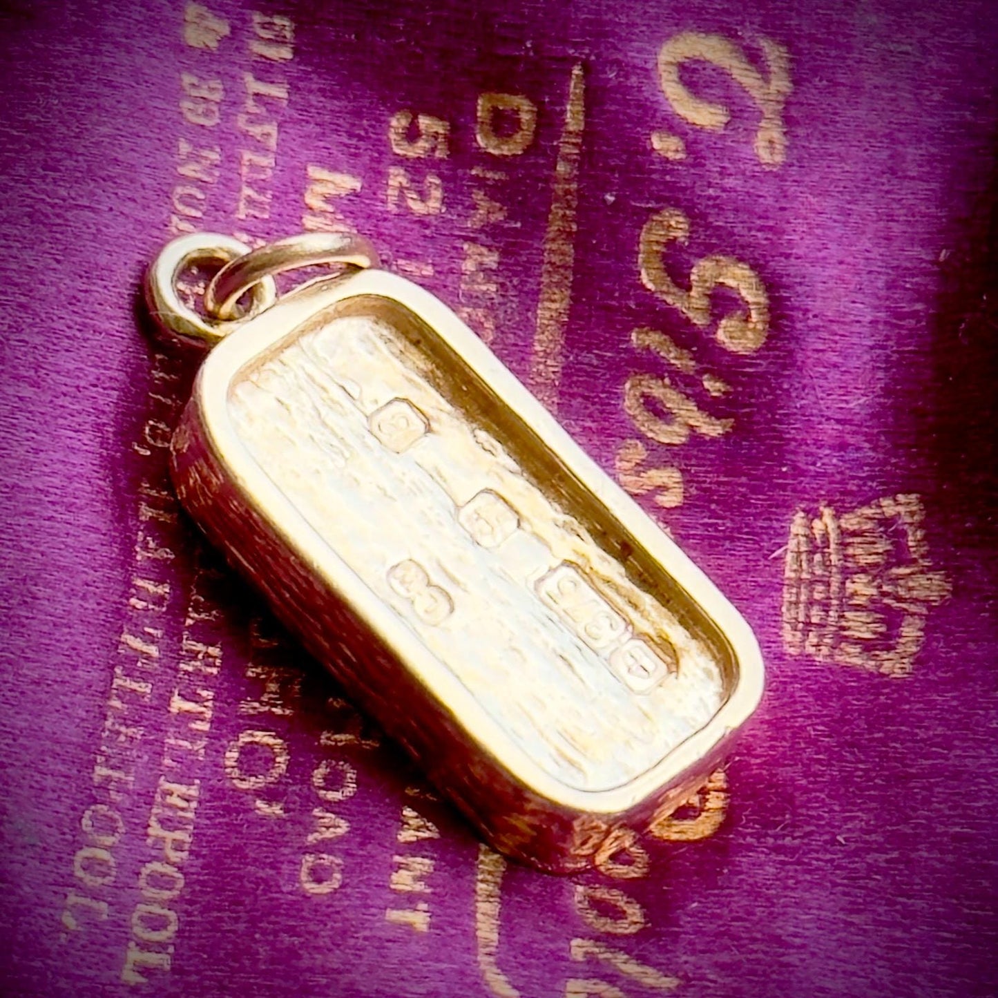 Vintage GOLD bar pendant in 9 Carat Gold; Circa 1976