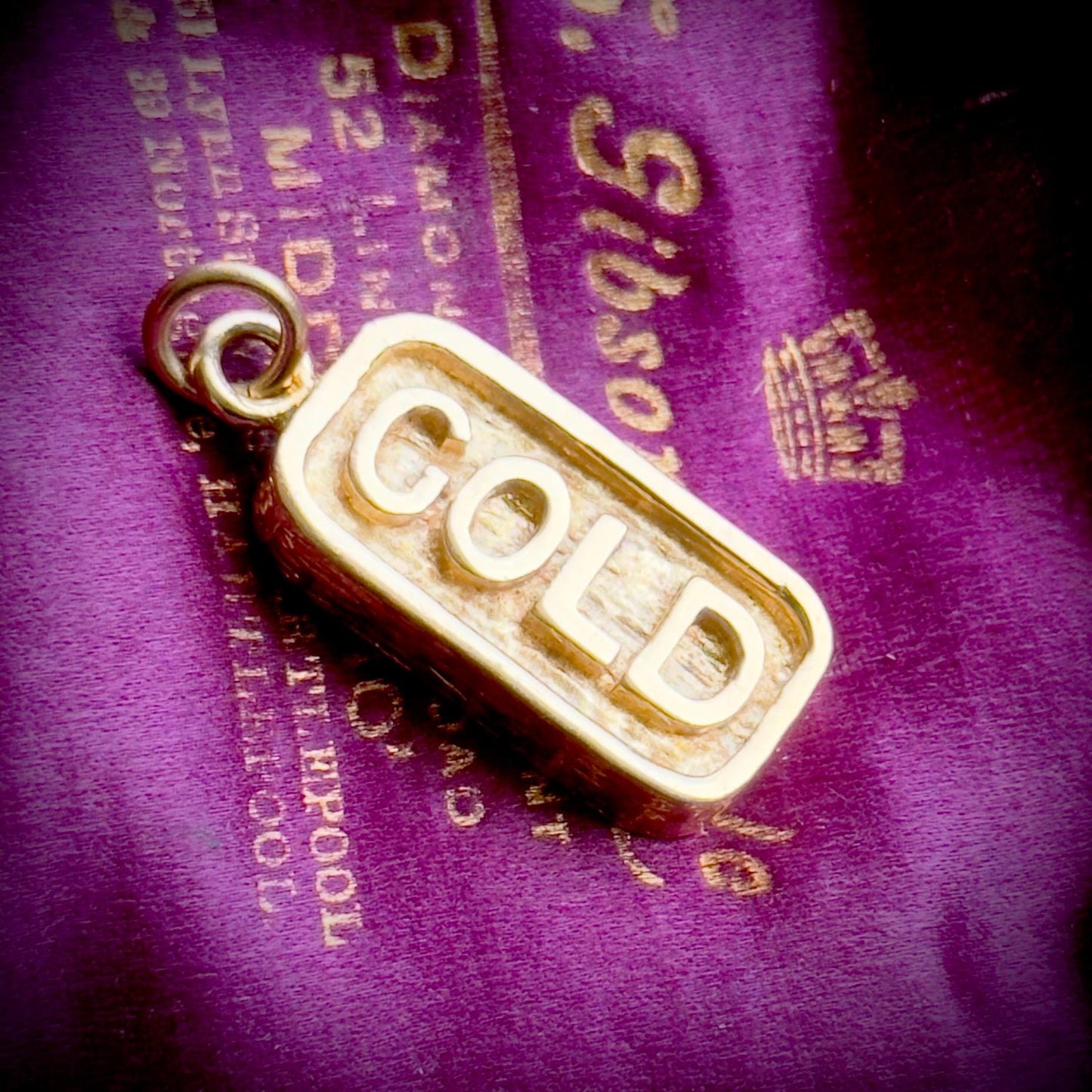 Vintage GOLD bar pendant in 9 Carat Gold; Circa 1976