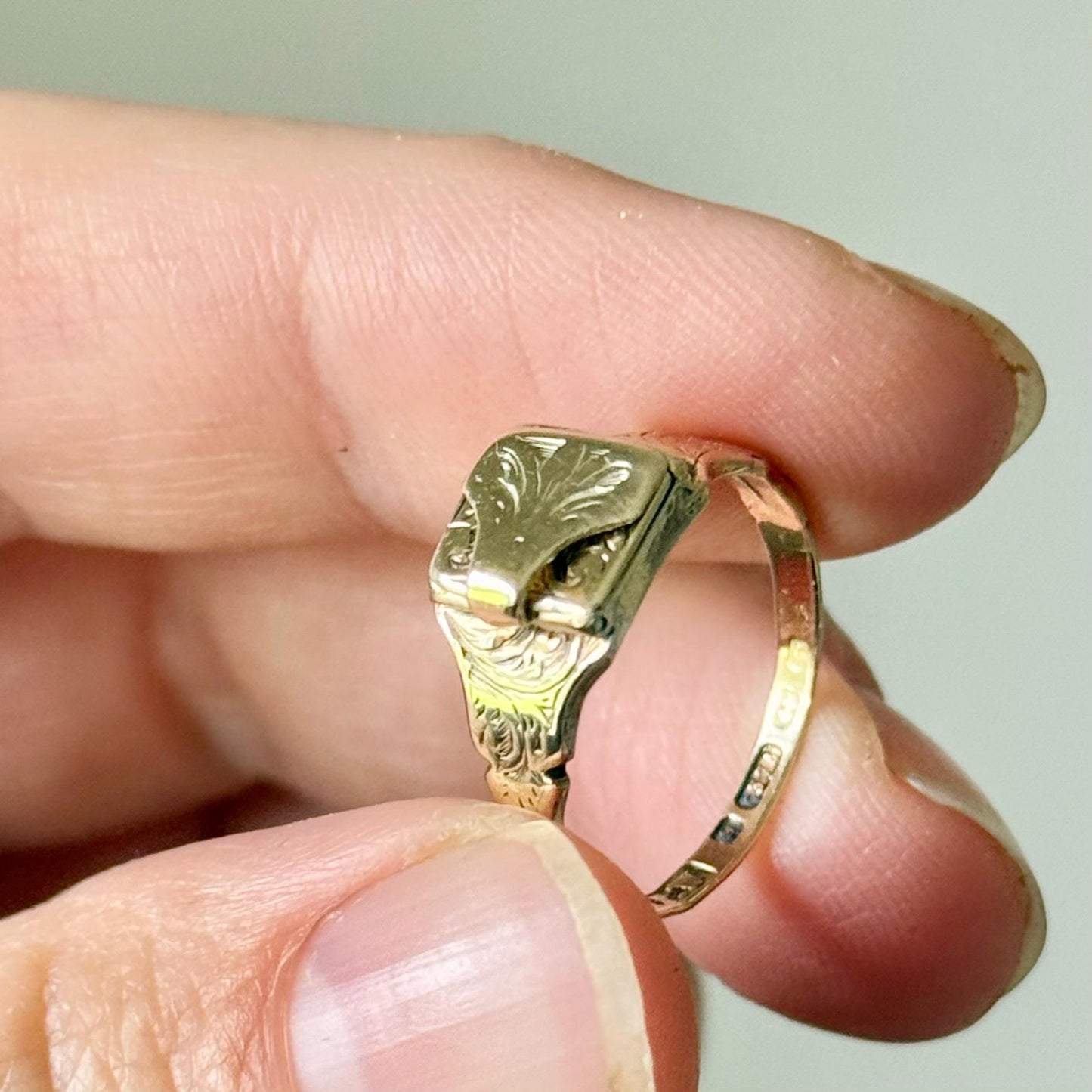 RARE Envelope Locket Ring in 9ct Gold; Circa 1863