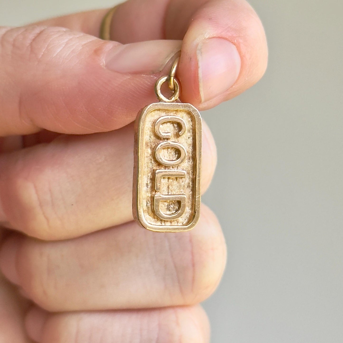 Vintage GOLD bar pendant in 9 Carat Gold; Circa 1976