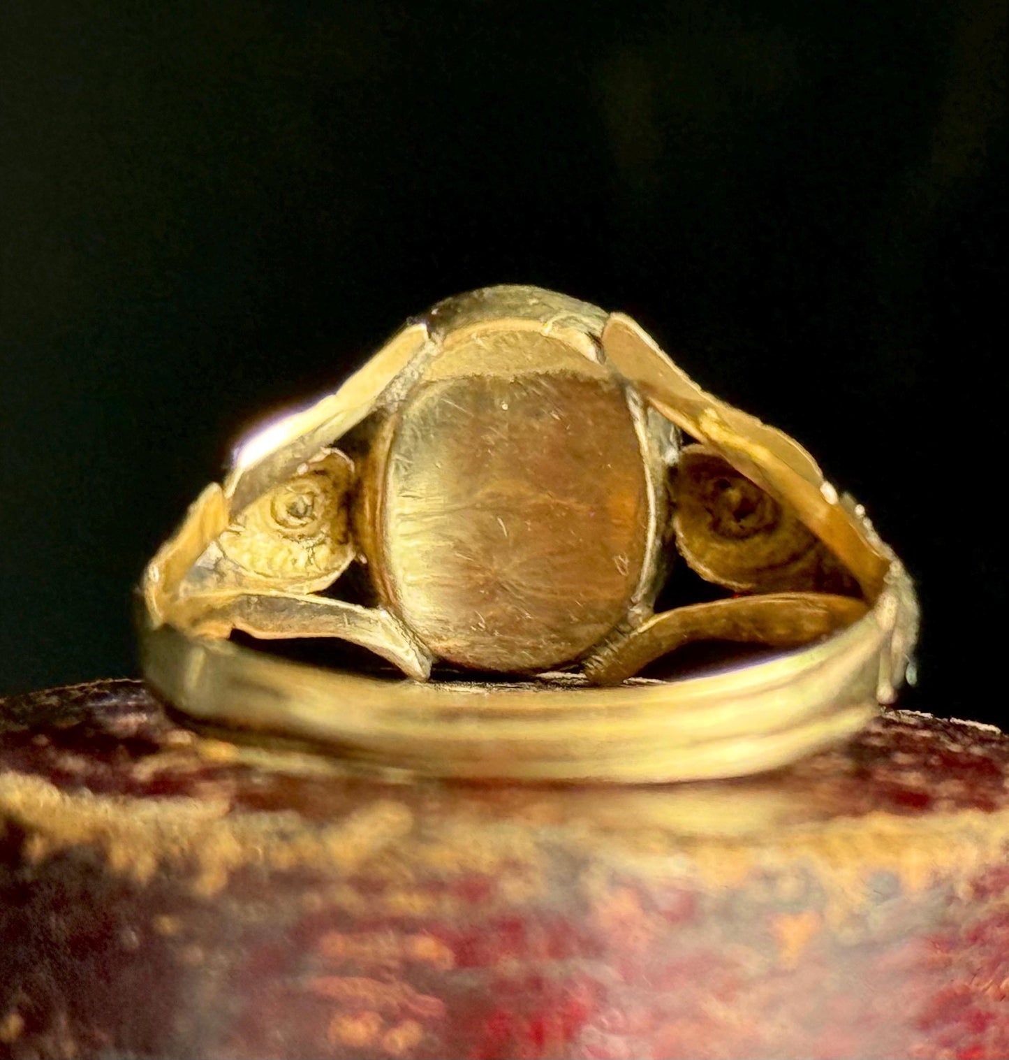 Georgian Foil-Back Quartz Ring in 9 Carat Gold; Circa 1810