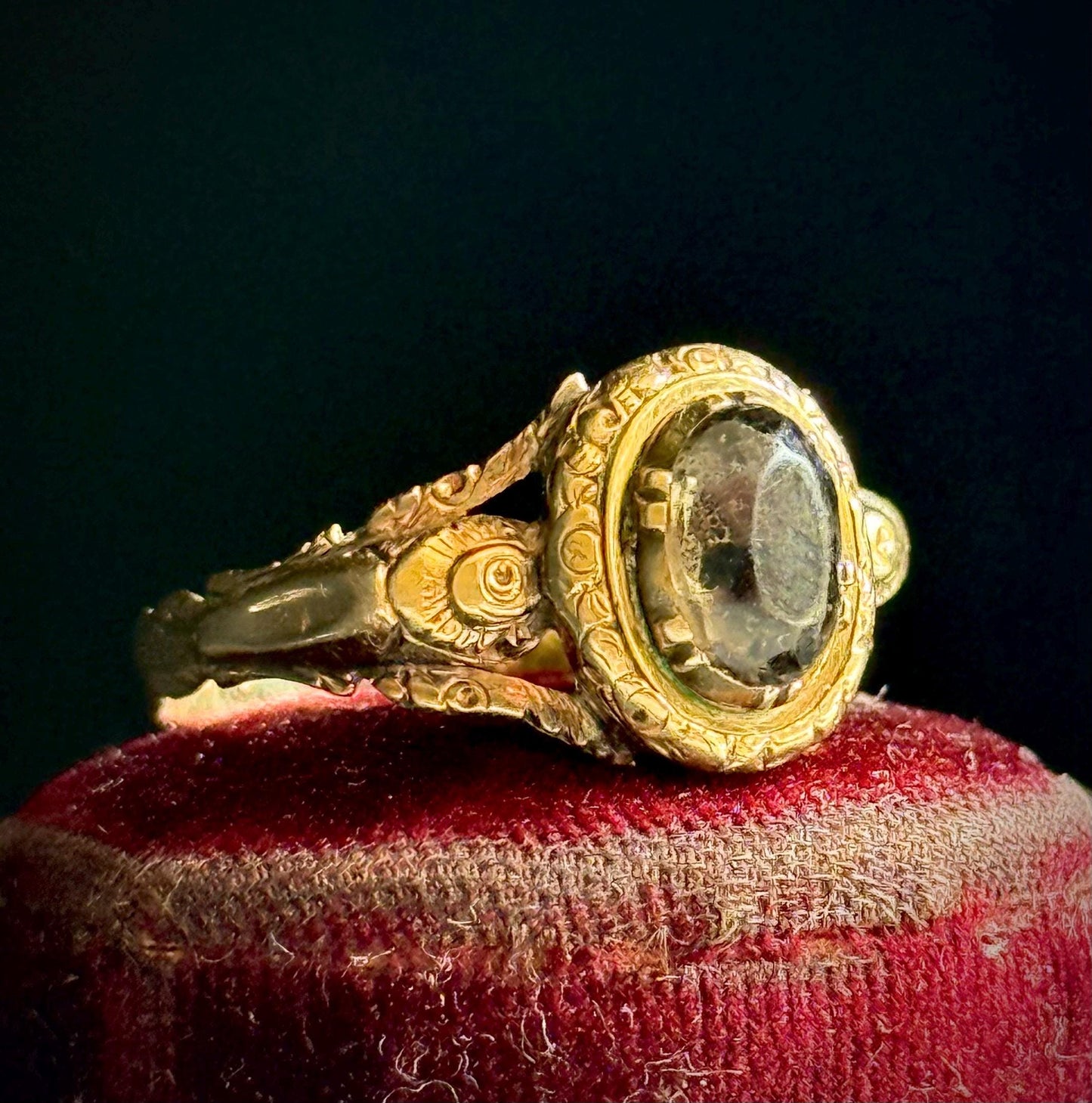 Georgian Foil-Back Quartz Ring in 9 Carat Gold; Circa 1810