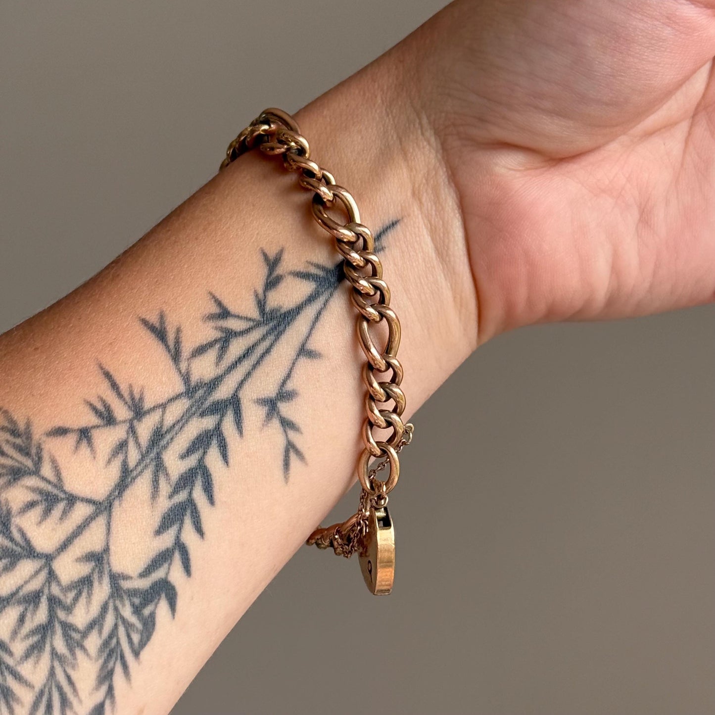 Antique Engraved Curb Bracelet in 9 Carat Gold, Circa 1900