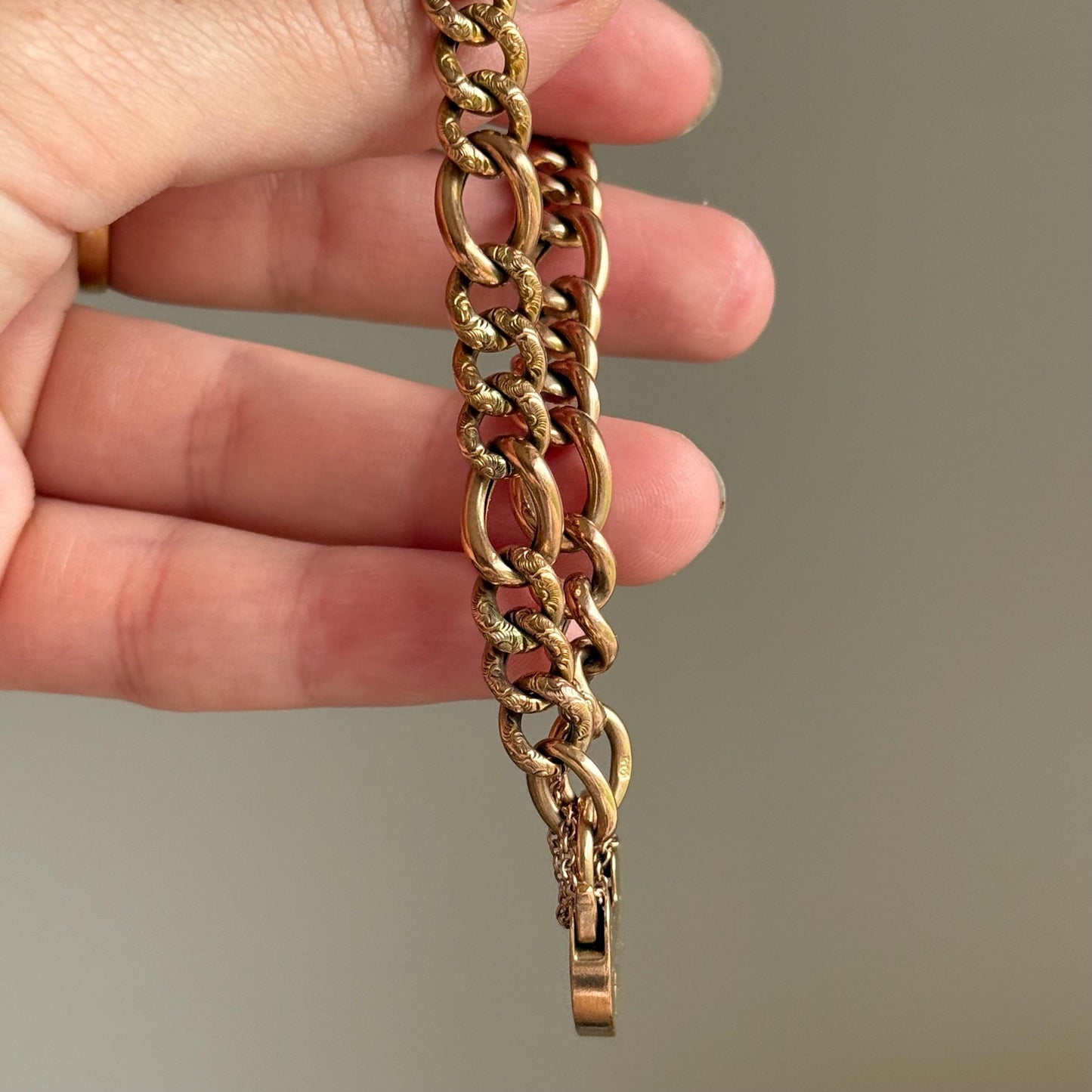 Antique Engraved Curb Bracelet in 9 Carat Gold, Circa 1900