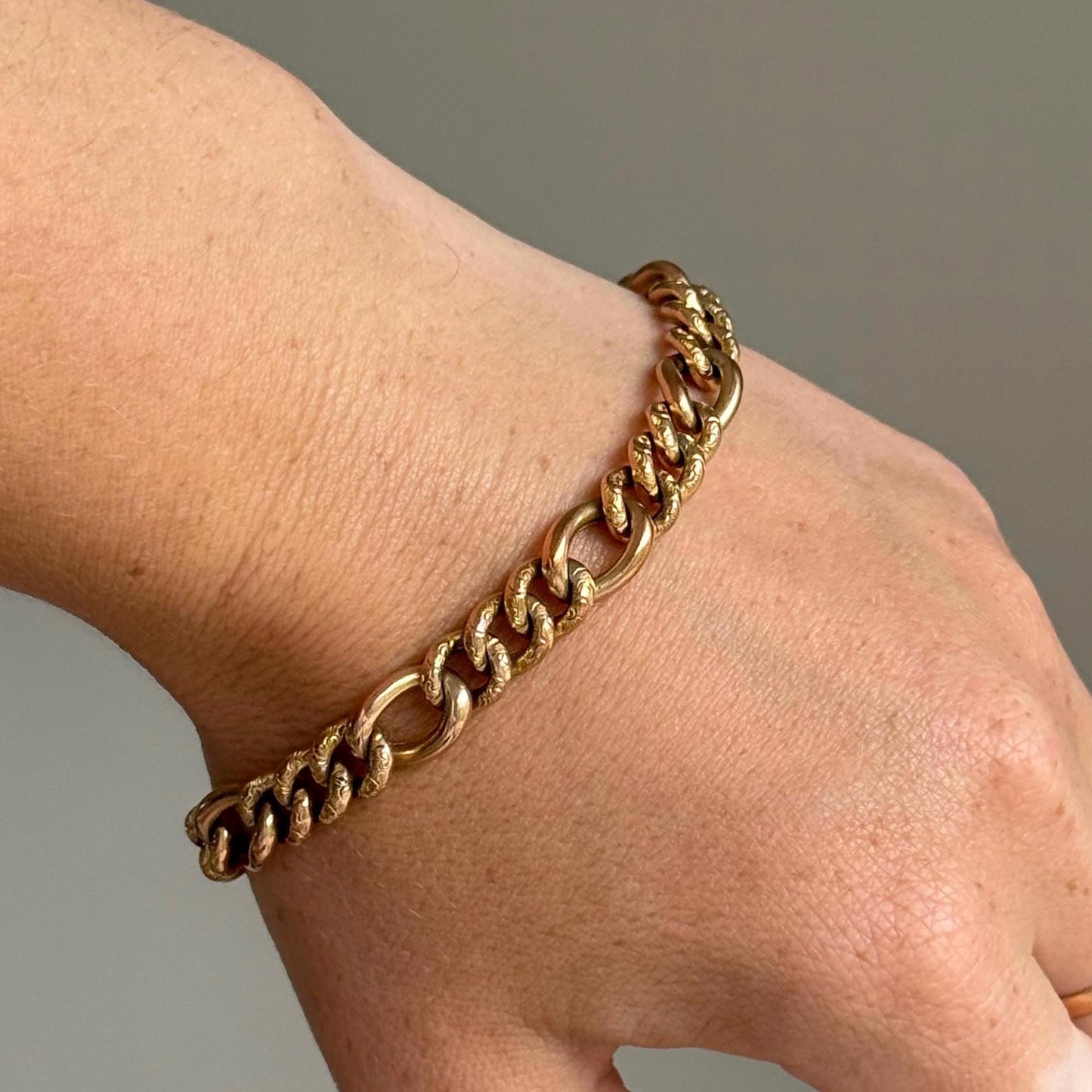 Antique Engraved Curb Bracelet in 9 Carat Gold, Circa 1900