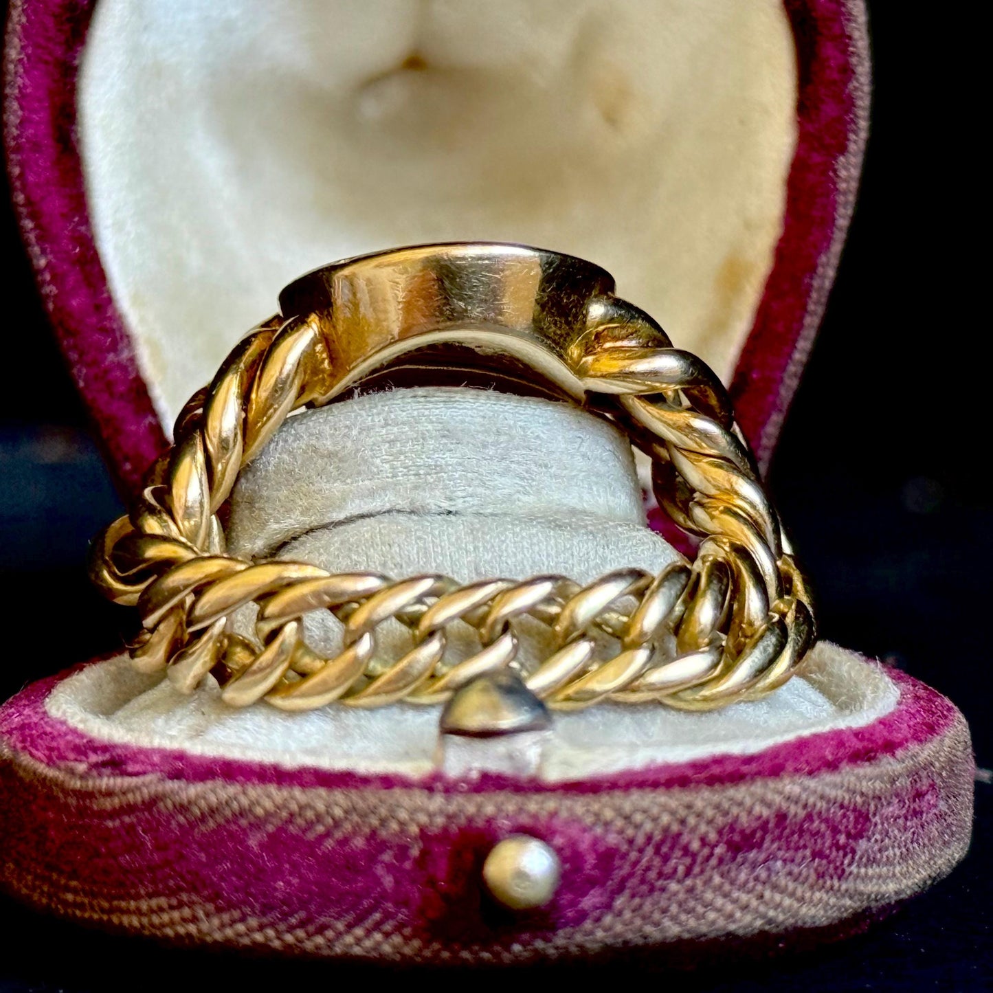 Antique Intaglio Horseshoe Chain ring in 18 Carat Gold; Circa 1880