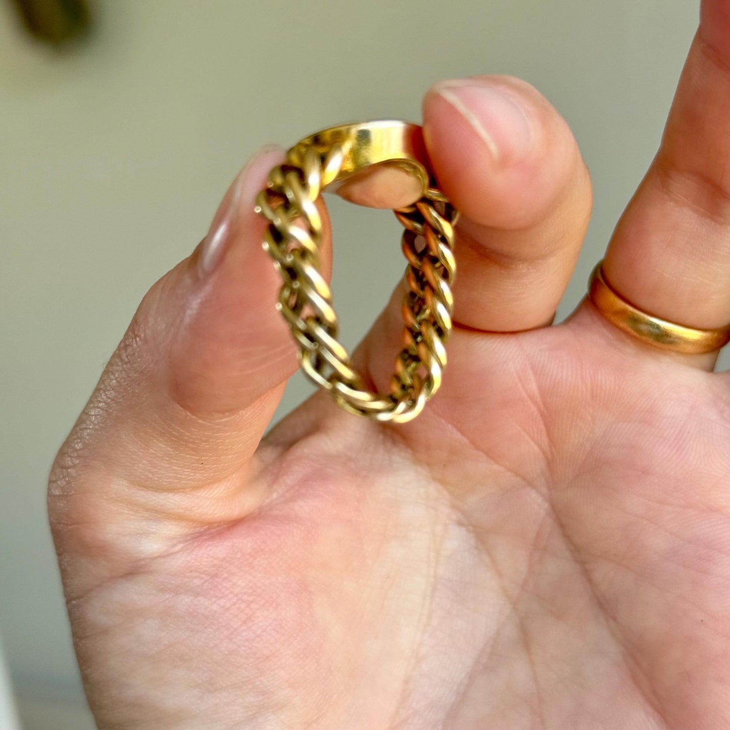 Antique Intaglio Horseshoe Chain ring in 18 Carat Gold; Circa 1880