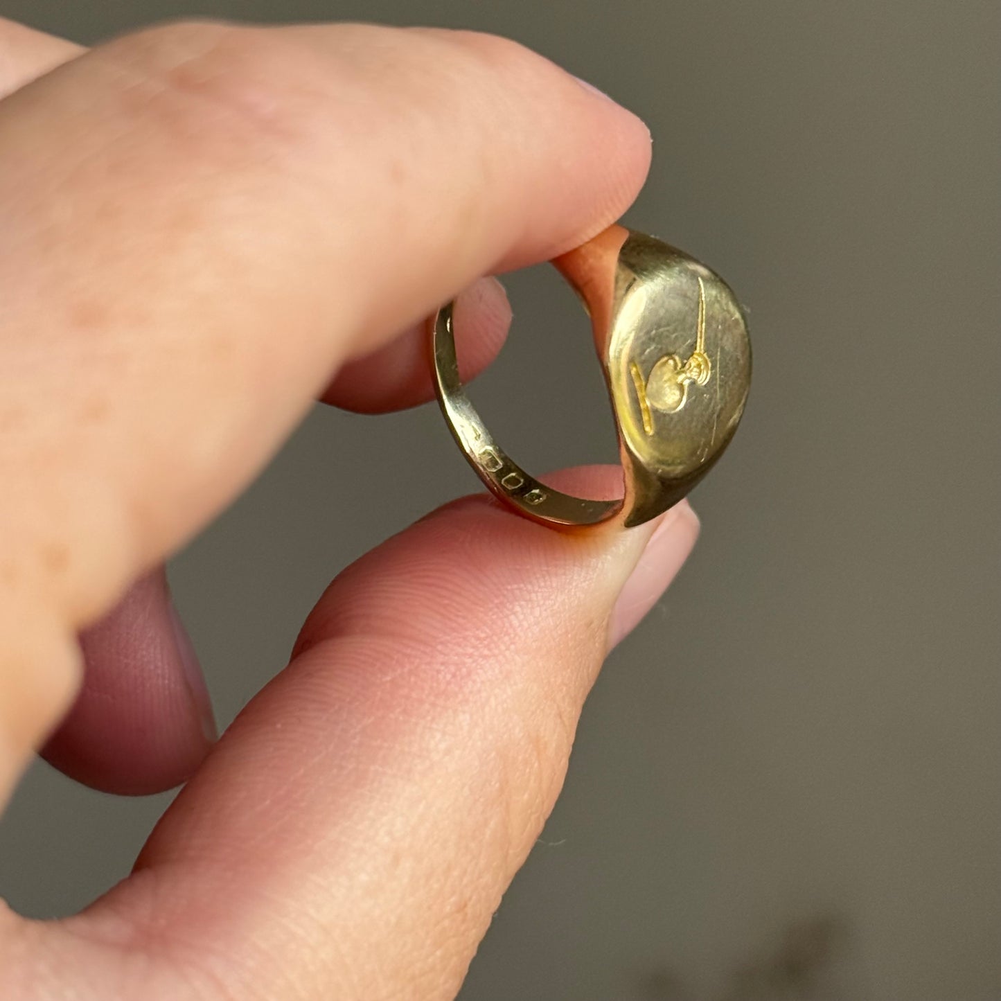 Vintage Heraldic Signet Ring in 18 Carat Gold; Circa 1960