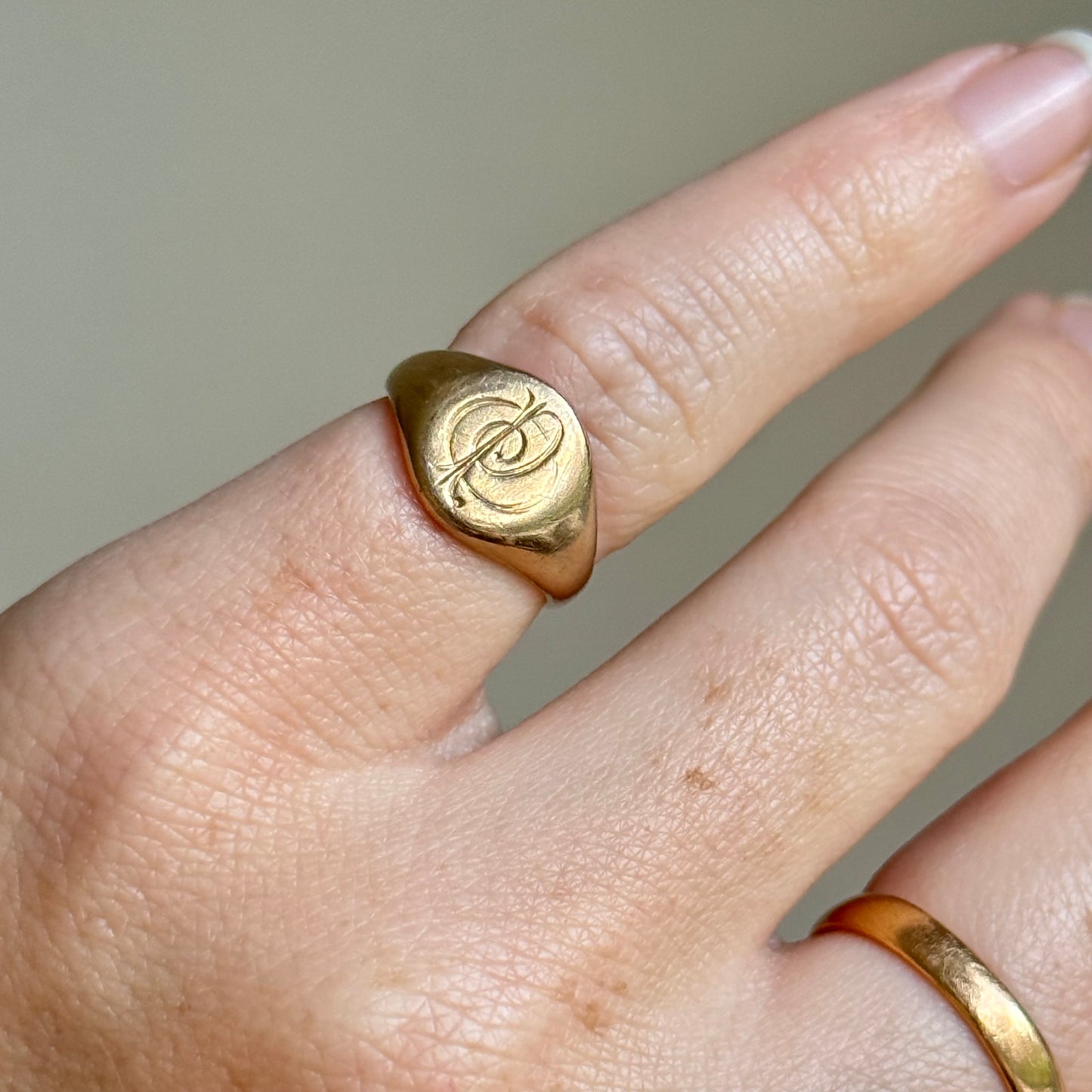 Monogramed Signet Ring in 9 carat Gold; Circa 1930