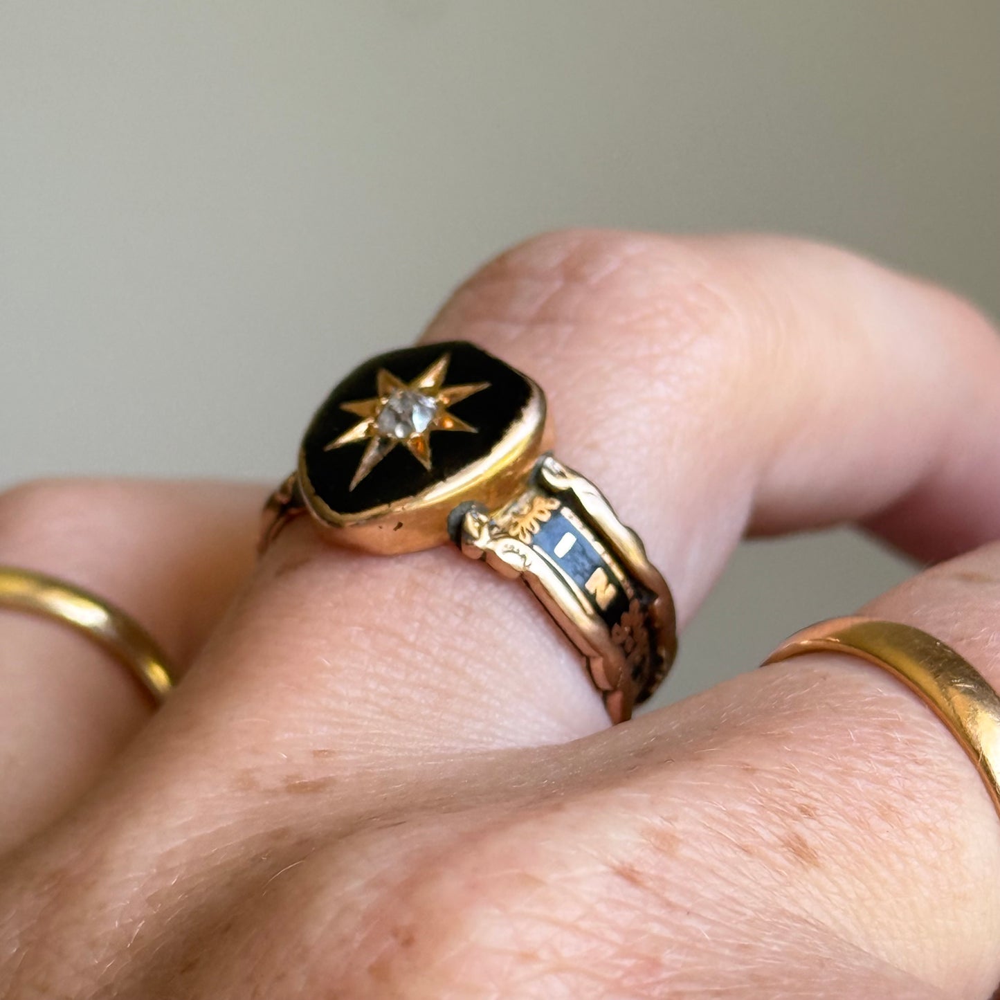 Antique victorian Mourning Ring in 18 Carat Gold