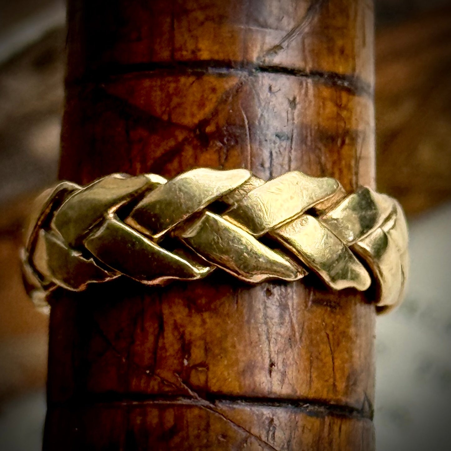 Vintage Woven Band in 9 Carat Gold