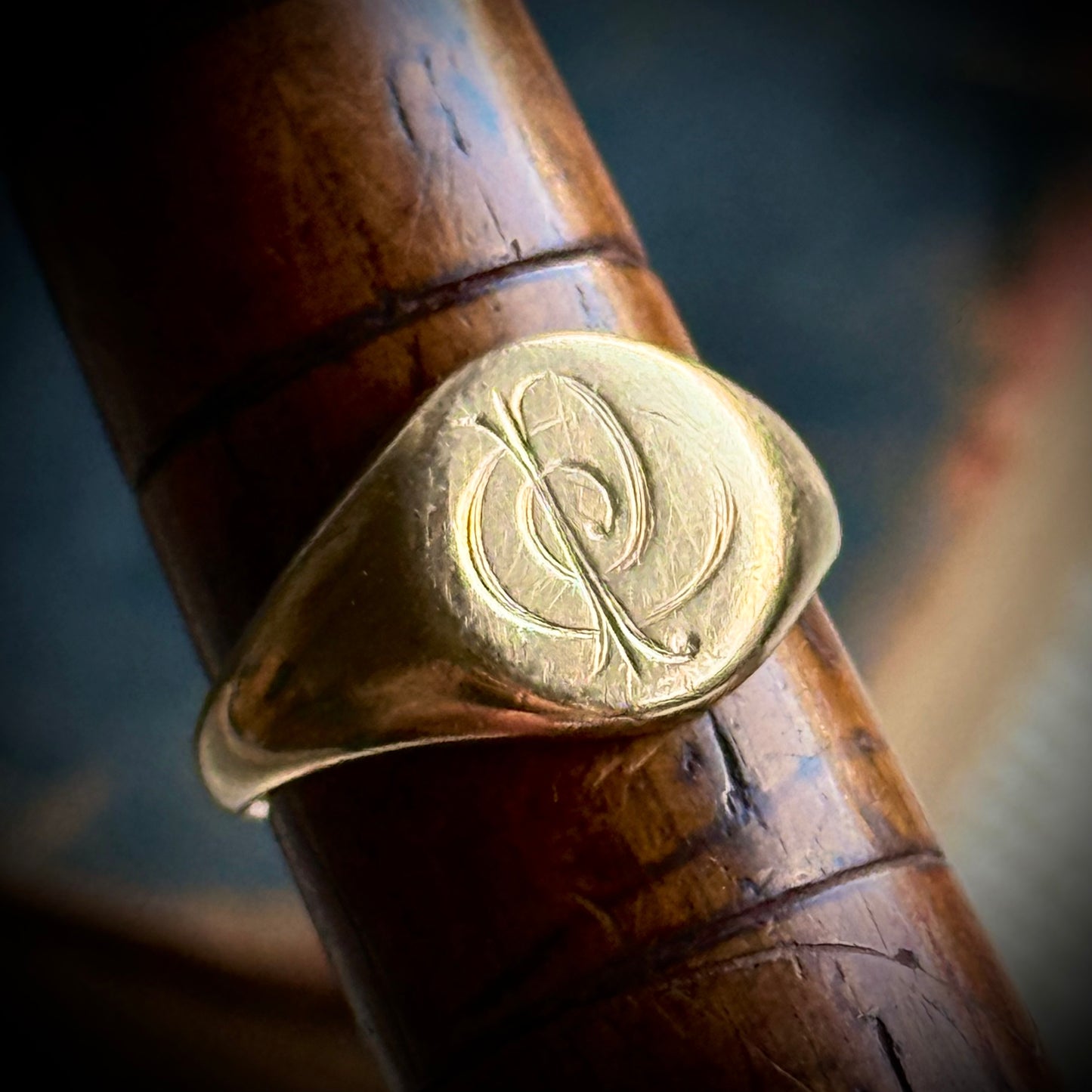 Monogramed Signet Ring in 9 carat Gold; Circa 1930