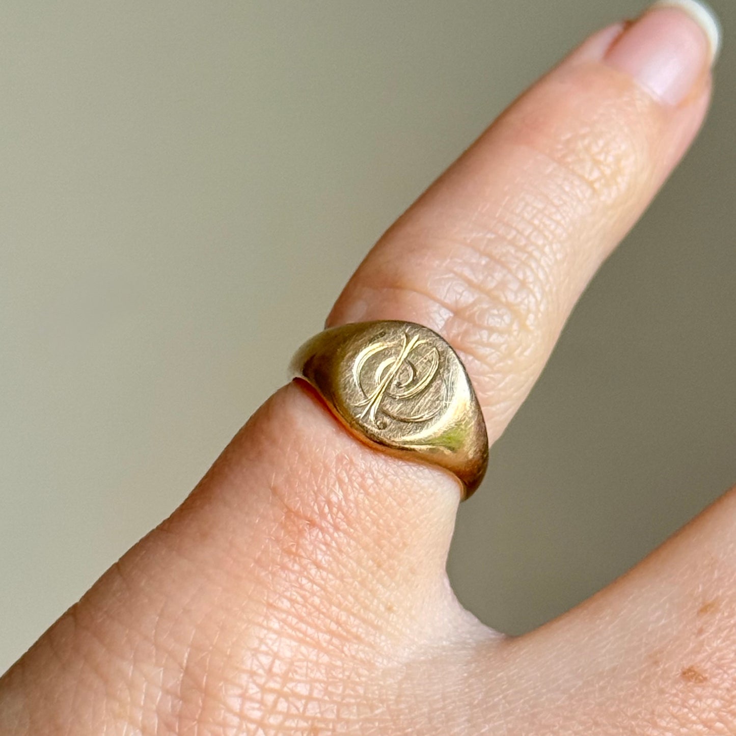 Monogramed Signet Ring in 9 carat Gold; Circa 1930