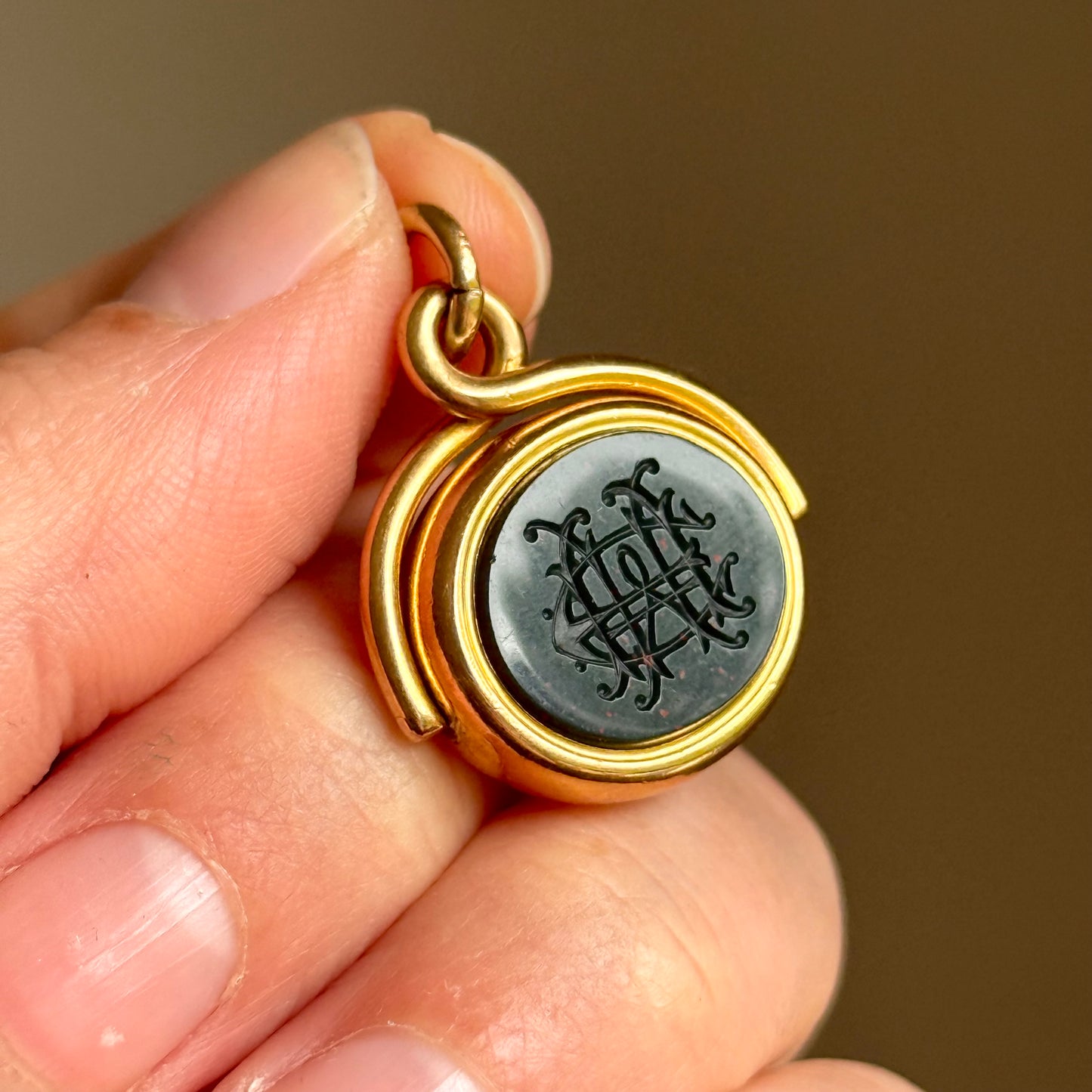 Victorian Anchor Agate Fob Pendant in 18 Carat Gold
