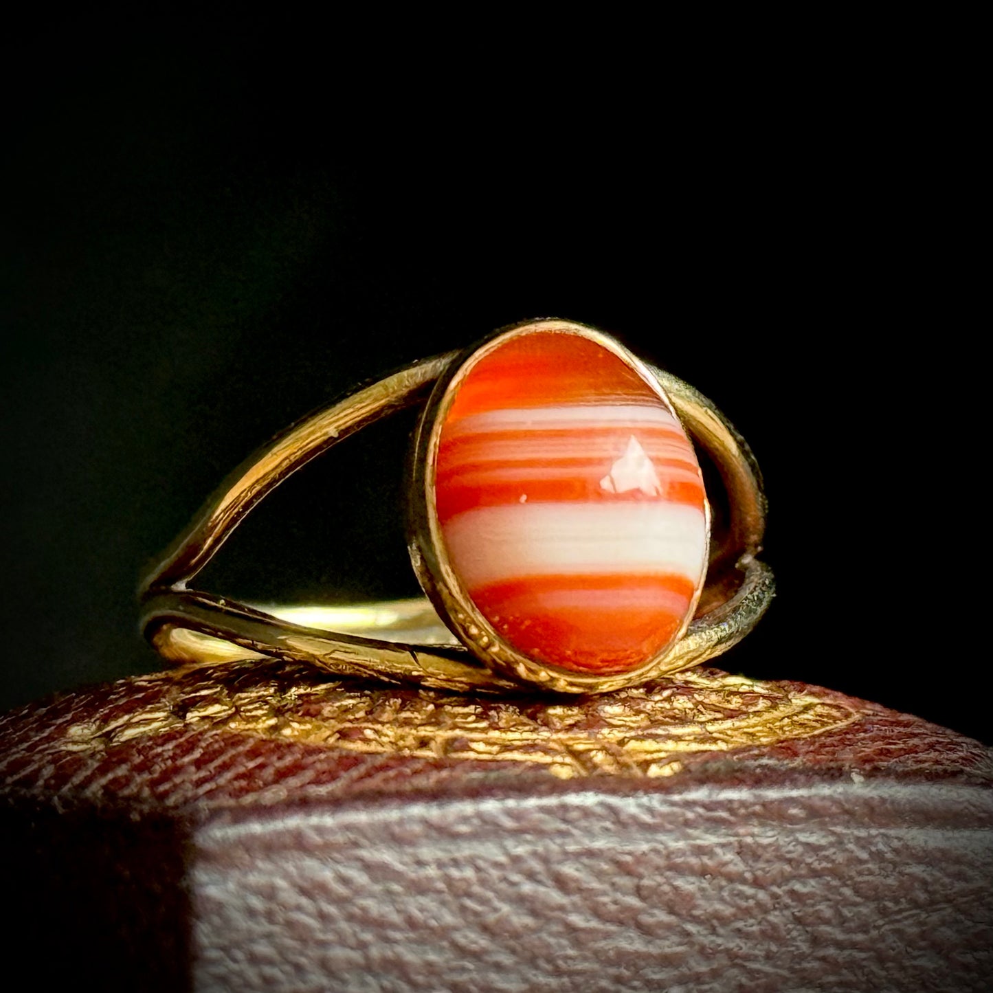 Vintage Banded Carnelian Agate Ring in 9 Carat Gold